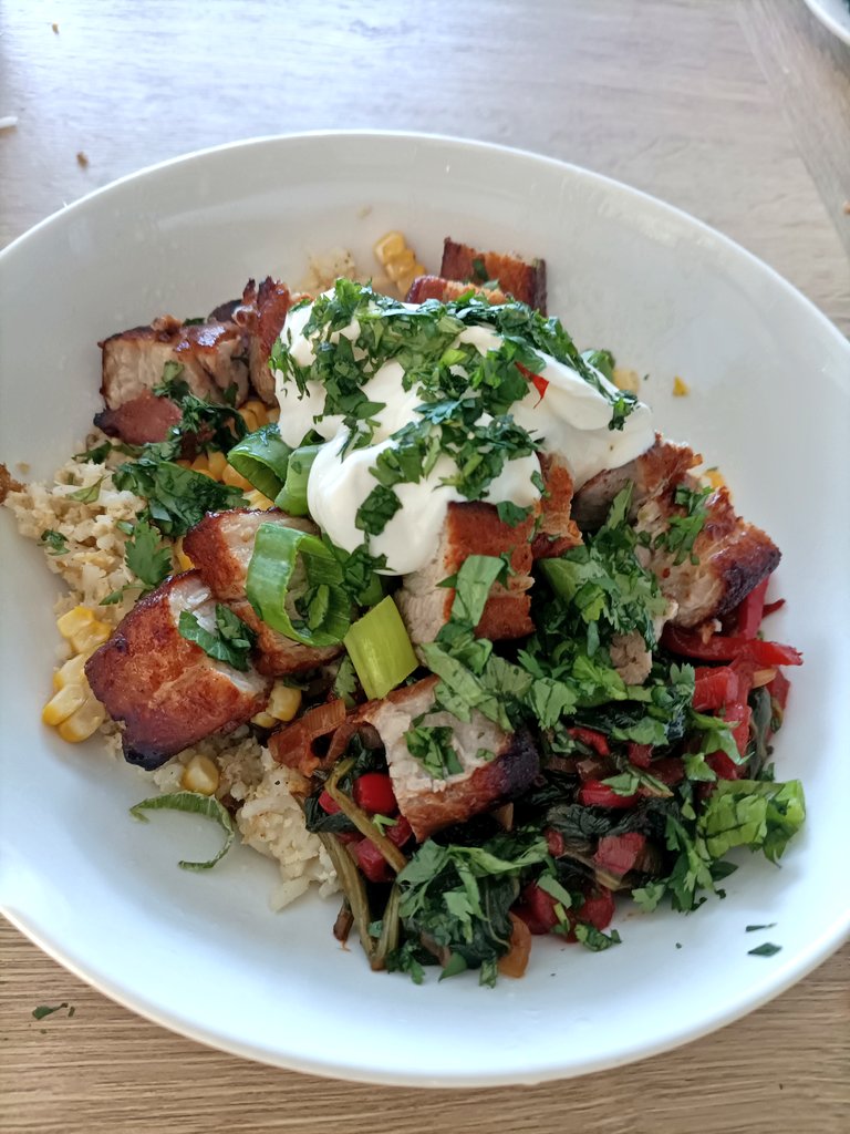 MattTakeThree's tweet photo. #fodmap with his input.
Home made egg fried rice ✓
Spinach, red pepper, chilli, in rice wine/soy/sesame ✓
Maple coated pork belly - meh. Should have gone crispy, even after Hella cooking time didn't.
Coriander, spring onion greens and sour cream.
7/10. Needs tweaking. https://t.co/s09twOVQZi