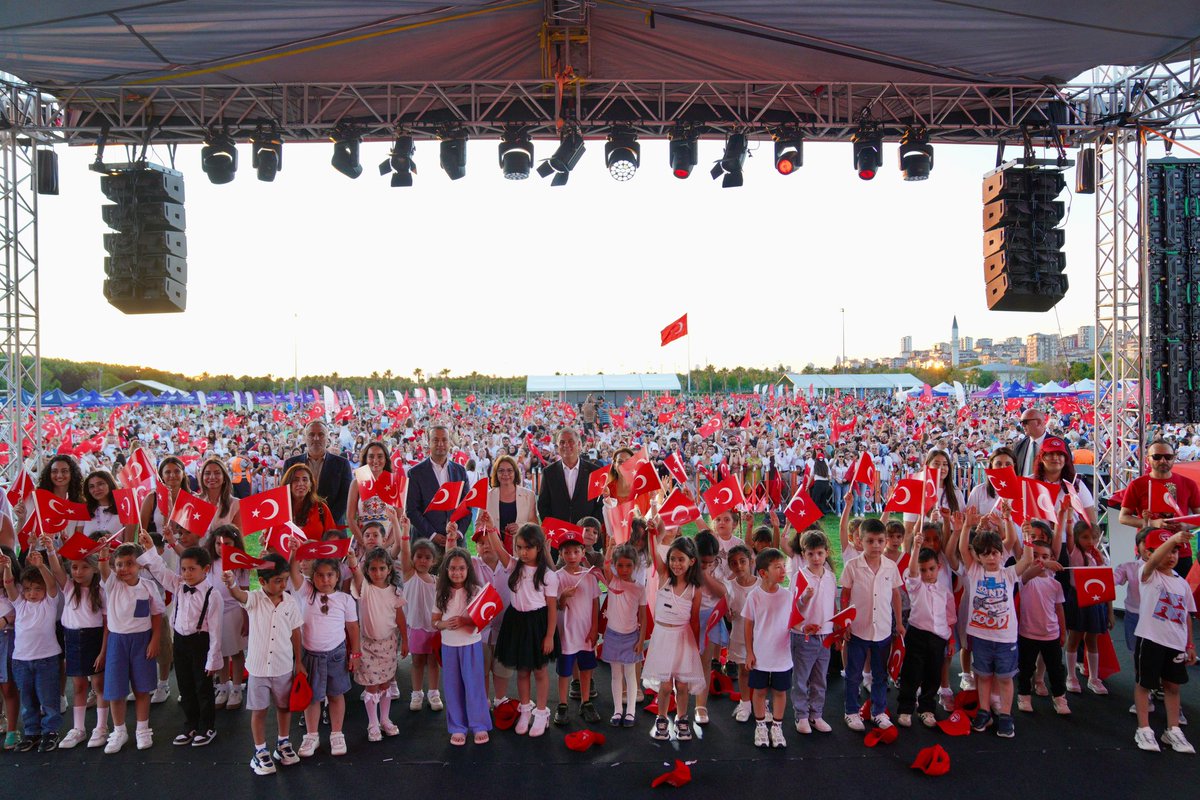 nuriaslan_tr's tweet photo. İstanbul'un çocukları harika.🎈

2019'da göreve geldiğimizde sayısı sıfır olan Yuvamız İstanbul Çocuk Etkinlik Merkezlerimizi 127'ye çıkarmanın ve her sene çocuklarımızı mezun etmenin gururunu yaşıyoruz.

Evlatlarımın gözlerinden öpüyorum. https://t.co/SJqWeKfaBg