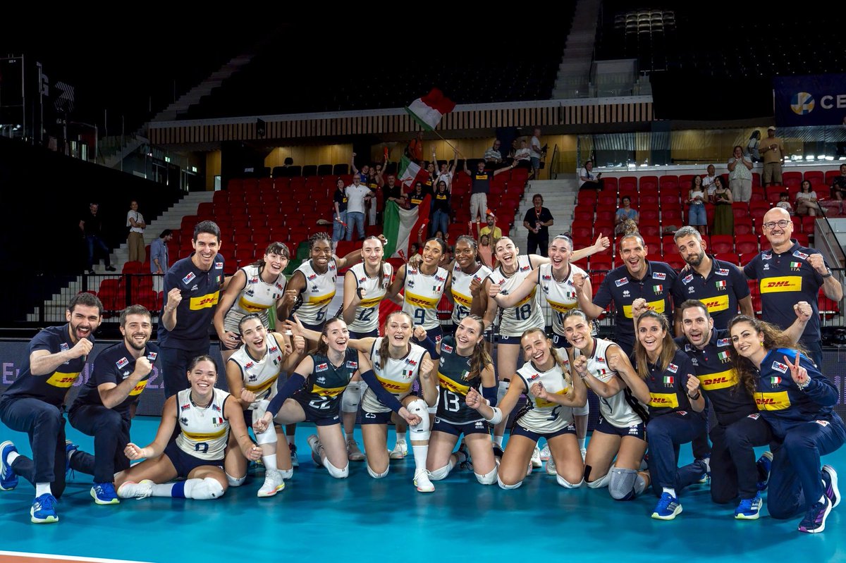 TeamT99's tweet photo. Nuove ragazzine terribili crescono
Campionesse d'Europa U18 ✅
Campionesse d'Europa U22 ✅
NOI. 🥇💙🇮🇹 https://t.co/KhHL10mB9m
