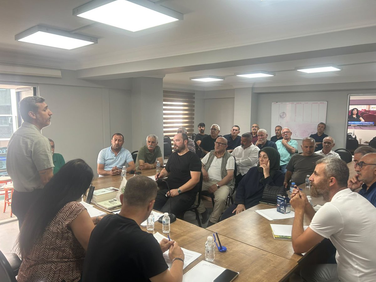 DemPartiAvcilar's tweet photo. 20 Eylül'de gerçekleştirilecek Genel Kongremiz öncesi ilçe örgütümüzde "Demokratik Cumhuriyet İçin Özgür ve Örgütlü Toplum" şiarıyla halk toplantısı gerçekleştirdik. Barış süreci ve demokratik cumhuriyet konuları üzerinde halkımızın görüş ve önerilerini aldık. https://t.co/P9OGzSECmg