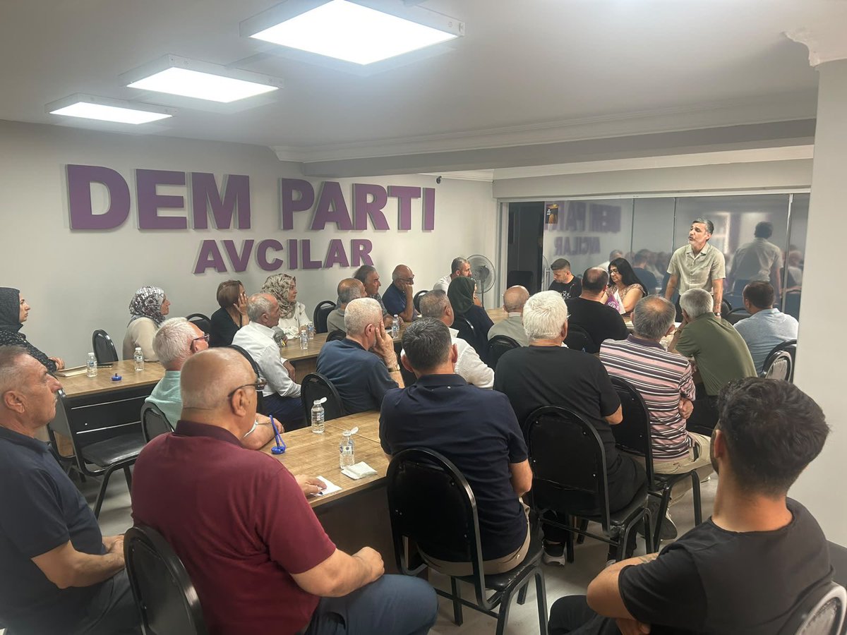 DemPartiAvcilar's tweet photo. 20 Eylül'de gerçekleştirilecek Genel Kongremiz öncesi ilçe örgütümüzde "Demokratik Cumhuriyet İçin Özgür ve Örgütlü Toplum" şiarıyla halk toplantısı gerçekleştirdik. Barış süreci ve demokratik cumhuriyet konuları üzerinde halkımızın görüş ve önerilerini aldık. https://t.co/P9OGzSECmg