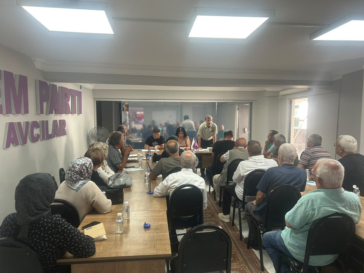 DemPartiAvcilar's tweet photo. 20 Eylül'de gerçekleştirilecek Genel Kongremiz öncesi ilçe örgütümüzde "Demokratik Cumhuriyet İçin Özgür ve Örgütlü Toplum" şiarıyla halk toplantısı gerçekleştirdik. Barış süreci ve demokratik cumhuriyet konuları üzerinde halkımızın görüş ve önerilerini aldık. https://t.co/P9OGzSECmg