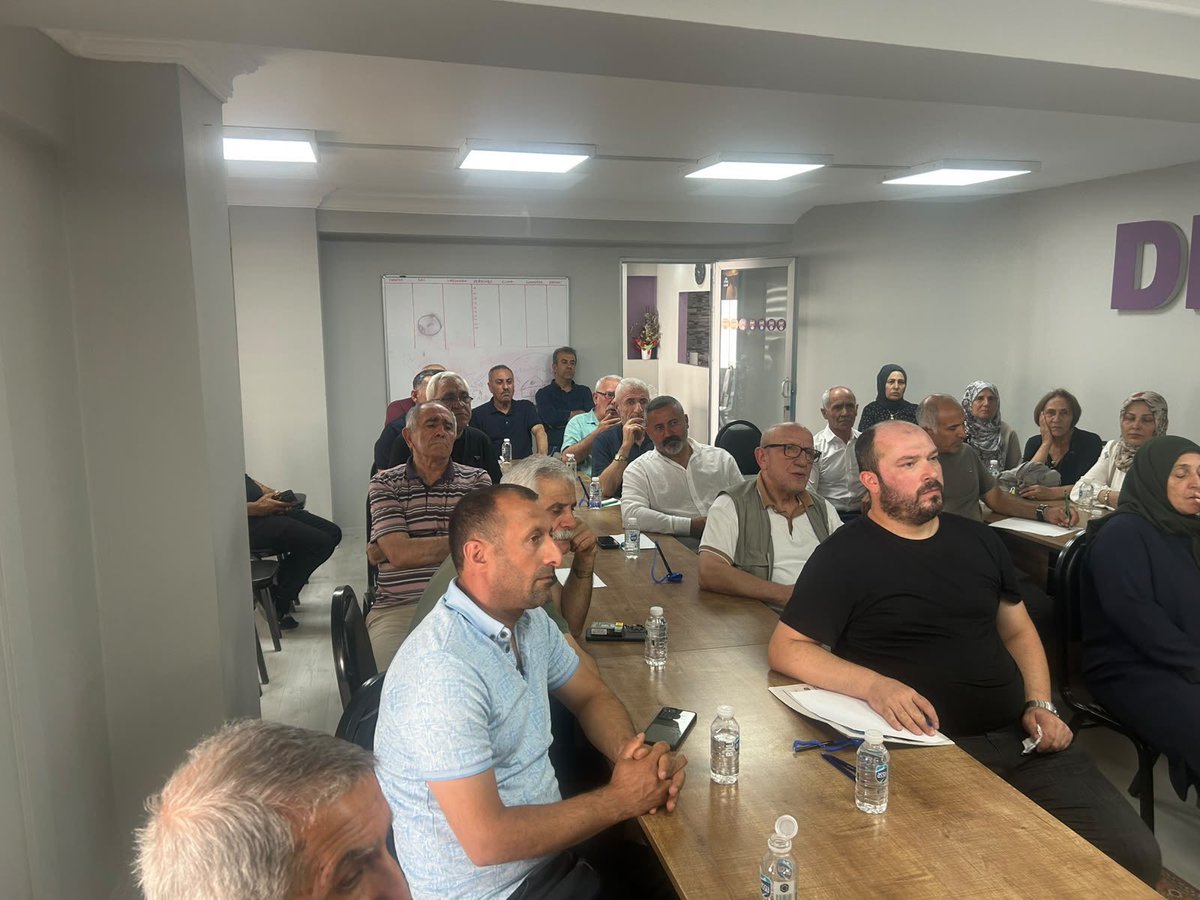 DemPartiAvcilar's tweet photo. 20 Eylül'de gerçekleştirilecek Genel Kongremiz öncesi ilçe örgütümüzde "Demokratik Cumhuriyet İçin Özgür ve Örgütlü Toplum" şiarıyla halk toplantısı gerçekleştirdik. Barış süreci ve demokratik cumhuriyet konuları üzerinde halkımızın görüş ve önerilerini aldık. https://t.co/P9OGzSECmg