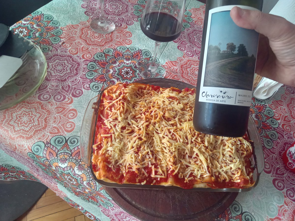 bodegas_vinos's tweet photo. Hoy la jefa, demostró q no solo amasa.. Se puso la "10"...lasagña casera con un malbec 2023, de bodegas claroscuro... Y RECUERDEN MAÑANA TENEMOS REPARTO SIN CARGO A ZONA SUR (AVELLANEDA, WILDE Y QUILMES)... FELIZ DOMINGO PARA TODOS Y VAMOS LA SCALONETA!!!! 🇦🇷🇦🇷 RT X FAVOR https://t.co/sdR51aoJh2