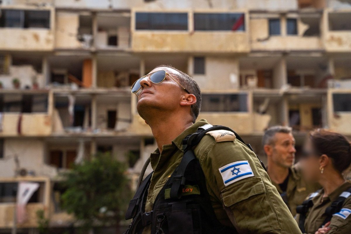 EviesSantiago's tweet photo. 🇮🇱🇻🇪#URGENTE: LA DELEGACIÓN DE INGENIEROS DE LAS FUERZAS DE DEFENSA DE ISRAEL SIGUE TRABAJANDO EN VENEZUELA.

La delegación (principalmente del Comando del Frente Interno / Home Front Command de las FDI, con 30 expertos israelíes, muchos de ellos ingenieros estructurales) se especializa en la evaluación postdesastre sísmico. No realizan labores de rescate en escombros, sino análisis de estabilidad estructural para la fase de rehabilitación. Su enfoque ha sido probado en terremotos ocurridos en Israel, Turquía, Nepal y otros países.

Ya evaluaron y clasificaron más de 1.300 edificios, determinando cuáles son seguros para volver a habitar, cuáles deben rehabilitarse y cuáles deben demolerse. Además, presentaron y ya comenzaron a implementar un plan nacional de reconstrucción, aprobado por las autoridades venezolanas.

Metodología principal (según reportes y declaraciones del ingeniero israelí Avi Cohen):

- Inspección visual y estructural detallada, tanto exterior como interior. Identifican fallas específicas como pandeo de columnas, deficiencias en la absorción de energía sísmica, grietas críticas en vigas y concentraciones de daño en pisos específicos. Posteriormente, clasifican los edificios en rojo (no habitable, con riesgo inminente de colapso), amarillo o verde.

- Metodología estandarizada del Home Front Command: protocolos militares israelíes de evaluación rápida y precisa, basados en décadas de investigación y desarrollo (I+D) en ingeniería antisísmica. Incluye el análisis de cómo el edificio disipó (o no) la energía del sismo.

- Mapeo y categorización masiva: han evaluado y señalizado cientos de edificios, incluidos edificios residenciales de gran altura, hospitales y escuelas, para priorizar demoliciones seguras, rehabilitaciones y el retorno de las familias.

Los ingenieros de las Fuerzas de Defensa de Israel están usando tecnología avanzada:

- Herramientas de medición de precisión, como niveles láser, inclinómetros, medidores de grietas y equipos de ultrasonido para hormigón, con el fin de detectar daños internos invisibles.

- Software de modelado estructural y simulación sísmica para predecir el comportamiento futuro de las estructuras y recomendar refuerzos.

- Mapeo 3D y documentación digital. En operaciones israelíes posteriores a desastres suelen emplear escáneres 3D, drones con cámaras de alta resolución y técnicas de fotogrametría para crear modelos digitales precisos de edificios y rutas de acceso. Reportes locales también mencionan el uso de "tecnología avanzada" durante las evaluaciones.

- Experiencia en diseño antisísmico: ingenieros como Avi Cohen, especialista en hospitales y escuelas resistentes a sismos, aplican estándares israelíes de construcción reforzada.

- Integración con el plan nacional: combinan los datos obtenidos en campo con recomendaciones para el reciclaje de escombros, la planificación urbana y la adopción de normas de construcción más estrictas.

Esta combinación de experiencia operativa, metodología probada y tecnología de ingeniería de Israel permite tomar decisiones rápidas y seguras, minimizando el riesgo de nuevos colapsos. 
La misión fue extendida a solicitud del Gobierno venezolano y ya entró en la fase de implementación del plan nacional de reconstrucción.

#Venezuela #Sismo #Terremoto