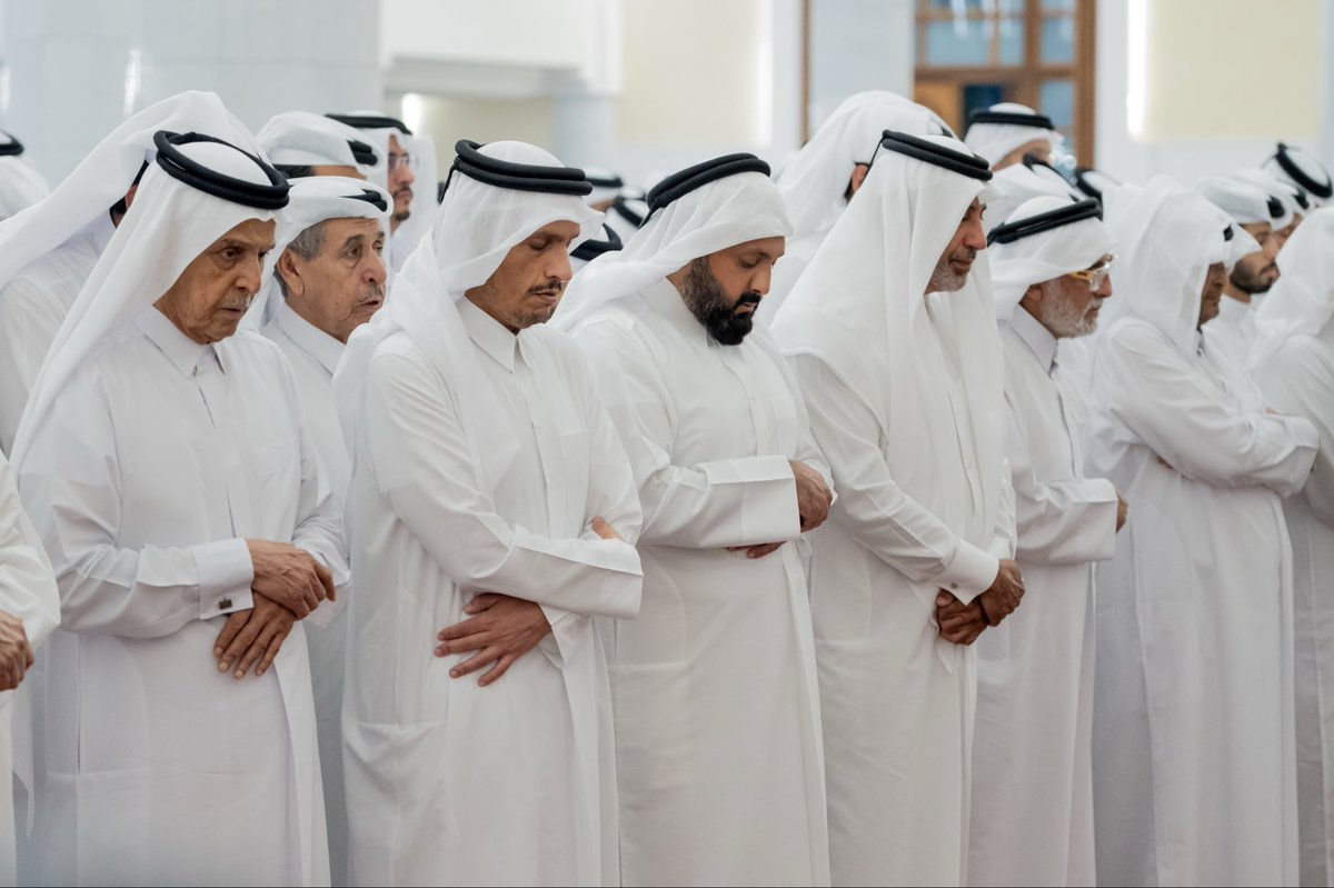 AmiriDiwan's tweet photo. سمو الأمير المفدى يؤدي صلاة الجنازة على المغفور له بإذن الله فقيد الوطن الكبير صاحب السمو الأمير الوالد الشيخ حمد بن خليفة آل ثاني، رحمه الله، وذلك في جامع الإمام محمد بن عبدالوهاب. https://t.co/rAFl1f6v1k https://t.co/V5t8yoLvPn