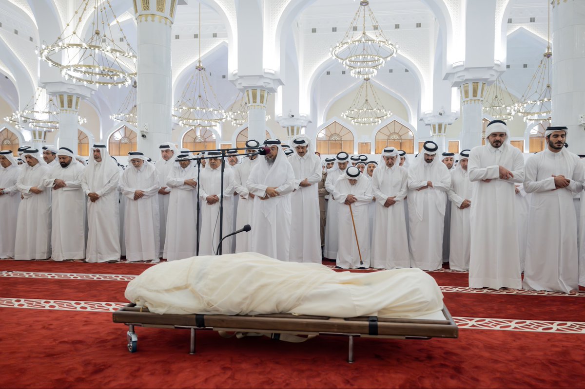 AmiriDiwan's tweet photo. سمو الأمير المفدى يؤدي صلاة الجنازة على المغفور له بإذن الله فقيد الوطن الكبير صاحب السمو الأمير الوالد الشيخ حمد بن خليفة آل ثاني، رحمه الله، وذلك في جامع الإمام محمد بن عبدالوهاب. https://t.co/rAFl1f6v1k https://t.co/V5t8yoLvPn