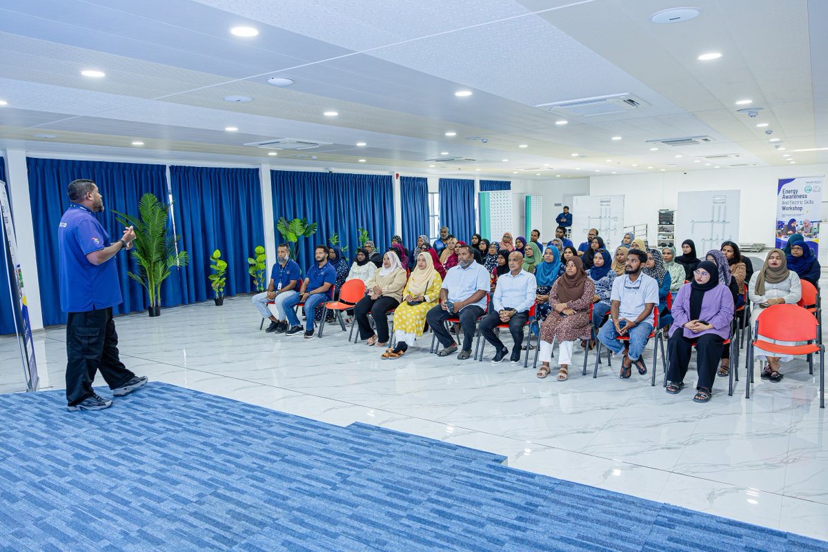 STELCOMALDIVES's tweet photo. ކ. ތުލުސްދޫ އަންހެނުންގެ ތަރައްޤީއަށް މަސައްކަތްކުރާ ކޮމިޓީގެ އިސްނެންގެވުމުގެ މަތިން، އެ ރަށުގެ ކަނބަލުންނަށް އަމާޒުކޮށްގެން 'އެނާރޖީ އެވެއަރނެސް އެންޑް އިލެކްޓްރިކް ސްކިލްސް ވޯކްޝޮޕް ފޯ ވިމެން' ގެ ނަމުގައި ތަމްރީނު ޕްރޮގްރާމެއް ހަފްތާ ބަންދުގައި ވަނީ ބާއްވާފައި. މިކުންފުނިން ތުލުސްދޫގައި ގާއިމްކޮށްފައިވާ ސްޓޭޓް ޔުޓިލިޓީ ސްކިލްސް އެކަޑަމީގައި ކުރިއަށްގެންދިޔަ މި ވޯކްޝޮޕަކީ ކަރަންޓަށް ހޭލުންތެރިކުރުވުމަށާއި، ހަކަތަ އިޤްތިޞާދުކުރާނެ ގޮތްތަކުގެ އިތުރުން، ގޭބީސީތަކުގައި ދިމާވާ ކަރަންޓުގެ އާދައިގެ މައްސަލަތައް ރައްކާތެރިކަމާއެކު އަމިއްލައަށް ޙައްލުކުރާނެ ގޮތްތައް އުނގަންނައިދިނުމަށް ކުރިއަށްގެންދިޔަ މުހިންމު ވޯކްޝޮޕެއް.