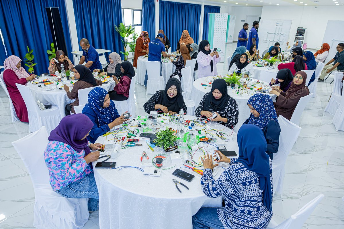 STELCOMALDIVES's tweet photo. ކ. ތުލުސްދޫ އަންހެނުންގެ ތަރައްޤީއަށް މަސައްކަތްކުރާ ކޮމިޓީގެ އިސްނެންގެވުމުގެ މަތިން، އެ ރަށުގެ ކަނބަލުންނަށް އަމާޒުކޮށްގެން 'އެނާރޖީ އެވެއަރނެސް އެންޑް އިލެކްޓްރިކް ސްކިލްސް ވޯކްޝޮޕް ފޯ ވިމެން' ގެ ނަމުގައި ތަމްރީނު ޕްރޮގްރާމެއް ހަފްތާ ބަންދުގައި ވަނީ ބާއްވާފައި. މިކުންފުނިން ތުލުސްދޫގައި ގާއިމްކޮށްފައިވާ ސްޓޭޓް ޔުޓިލިޓީ ސްކިލްސް އެކަޑަމީގައި ކުރިއަށްގެންދިޔަ މި ވޯކްޝޮޕަކީ ކަރަންޓަށް ހޭލުންތެރިކުރުވުމަށާއި، ހަކަތަ އިޤްތިޞާދުކުރާނެ ގޮތްތަކުގެ އިތުރުން، ގޭބީސީތަކުގައި ދިމާވާ ކަރަންޓުގެ އާދައިގެ މައްސަލަތައް ރައްކާތެރިކަމާއެކު އަމިއްލައަށް ޙައްލުކުރާނެ ގޮތްތައް އުނގަންނައިދިނުމަށް ކުރިއަށްގެންދިޔަ މުހިންމު ވޯކްޝޮޕެއް.