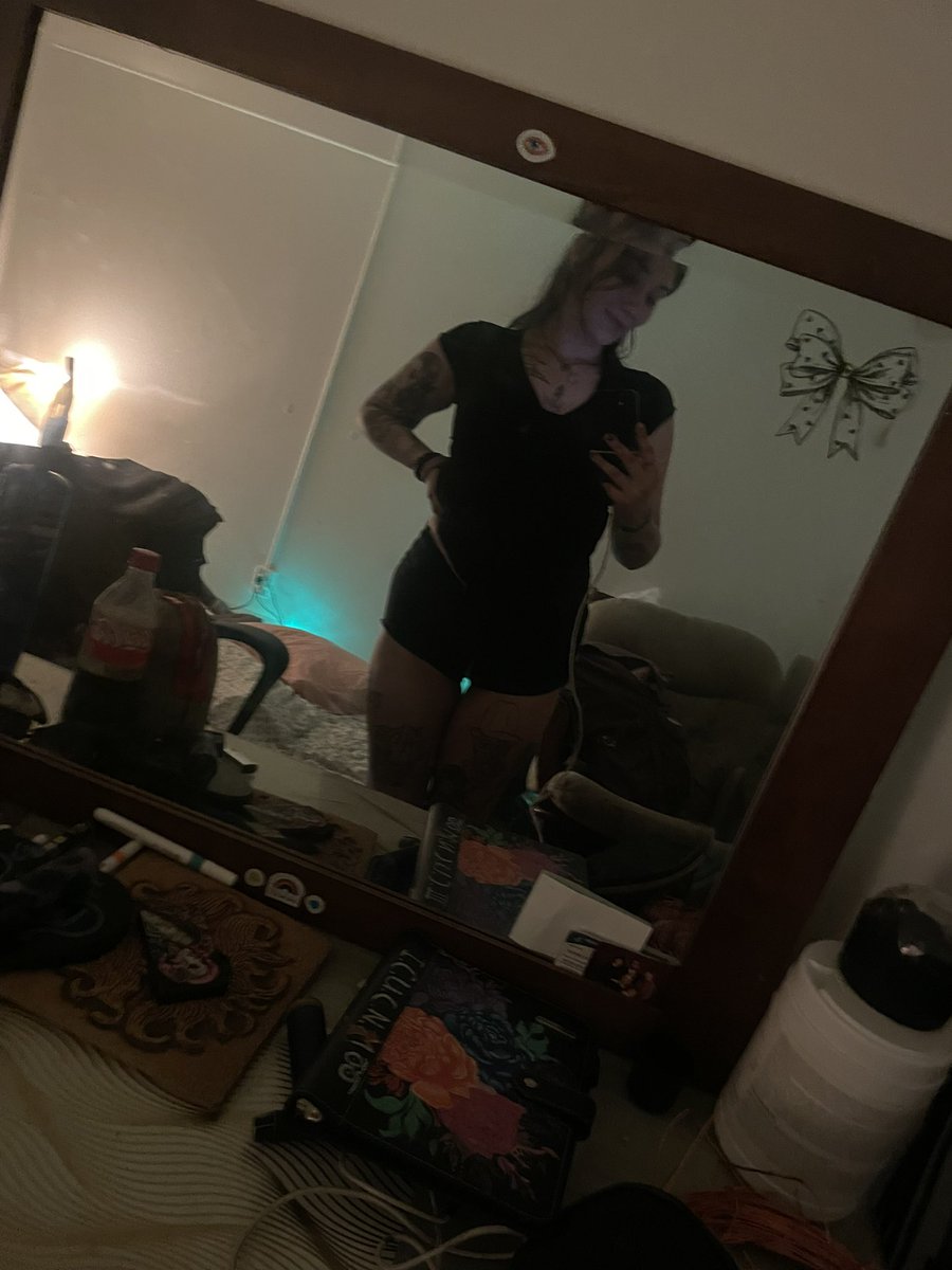 Jadesativaaa's tweet photo. Soooo who’s buyinggguhhhh I’m on for the night 😴😴 and the goals $205 so don’t hesitate to hmuuuu! 

#sellingcontent #buyingcontent #contentbuying #contentbuyers #buying_contents https://t.co/Vt9Wmn5aXA