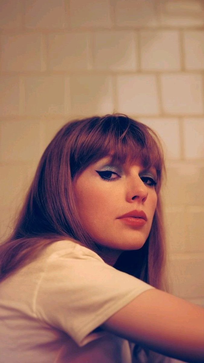 denizredlined's tweet photo. yaklasık 2 yıldır, sürekli kendisiyle kavga eden midnights era taylor swift'i gibi hissediyorum https://t.co/z2V8fqnaFE