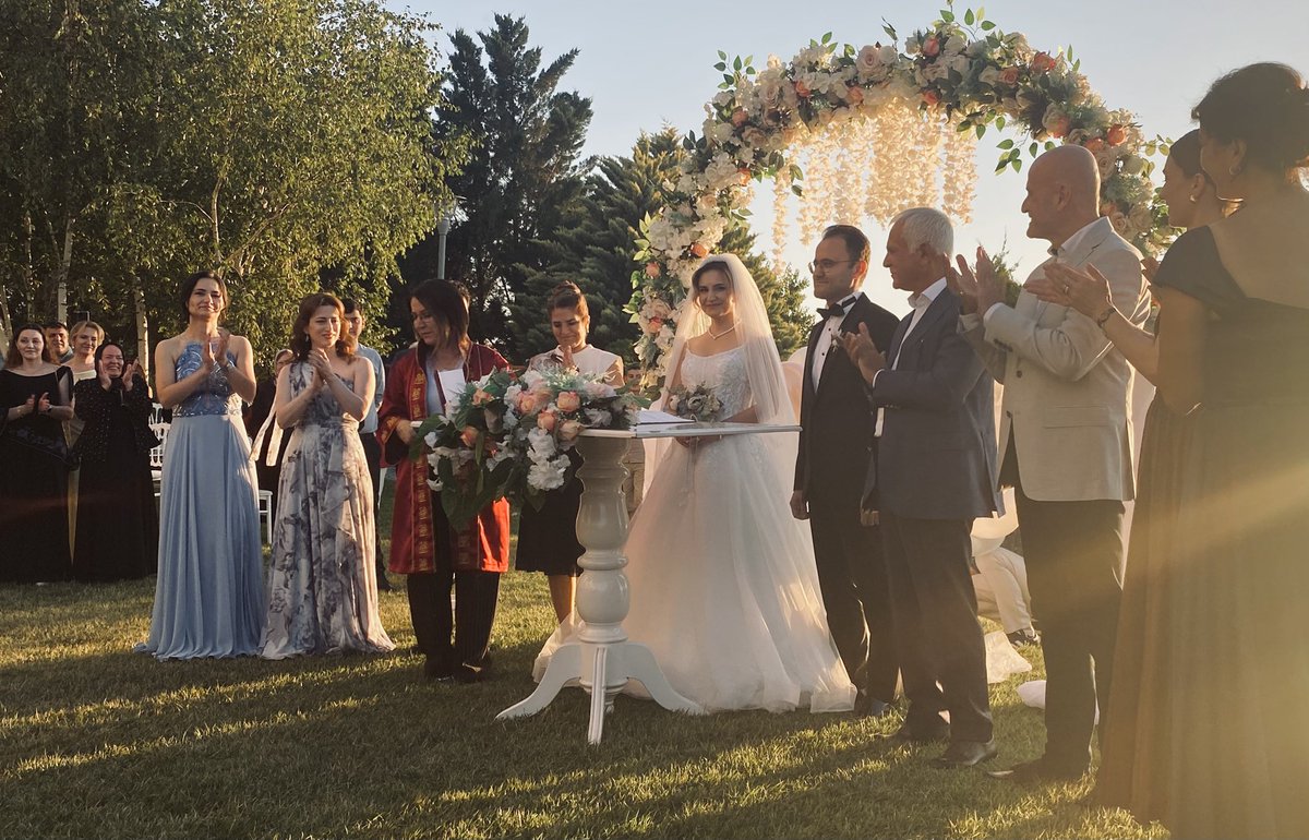 korayaydintr's tweet photo. Bir dönem yakın çalışma arkadaşımız olan değerli kardeşim Faruk Yahşi ile Polat ailesinin güzel kızı Gökçen Polat'ın nikahlarına şahitlik ettik. Yüce Allah kurdukları yuvada sevgiyi, huzuru ve saadeti daim etsin. Bir yastıkta kocasınlar, ömür boyu mutlu olsunlar. https://t.co/NcR2L6UQSt