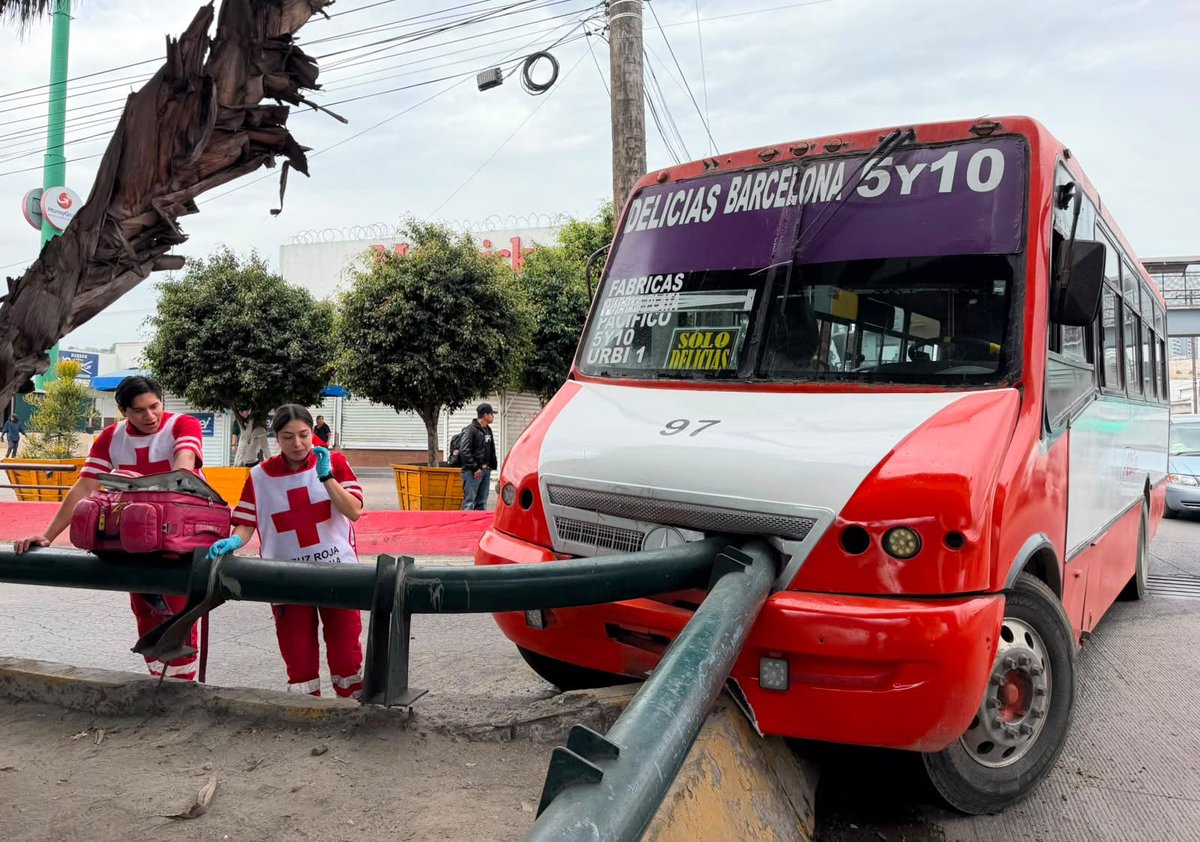 BCaperuzo's tweet photo. 🚌💥Un camión de Altisa terminó incrustado en el muro de contención sobre el puente de la 5 y 10, en dirección a Otay. Afortunadamente, no se reportaron personas lesionadas, solo daños materiales y afectaciones al tránsito.

#Tijuana #Altisa #Movilidad #PonteBuzoCaperuzo 🤿 https://t.co/UaYUQqtro7