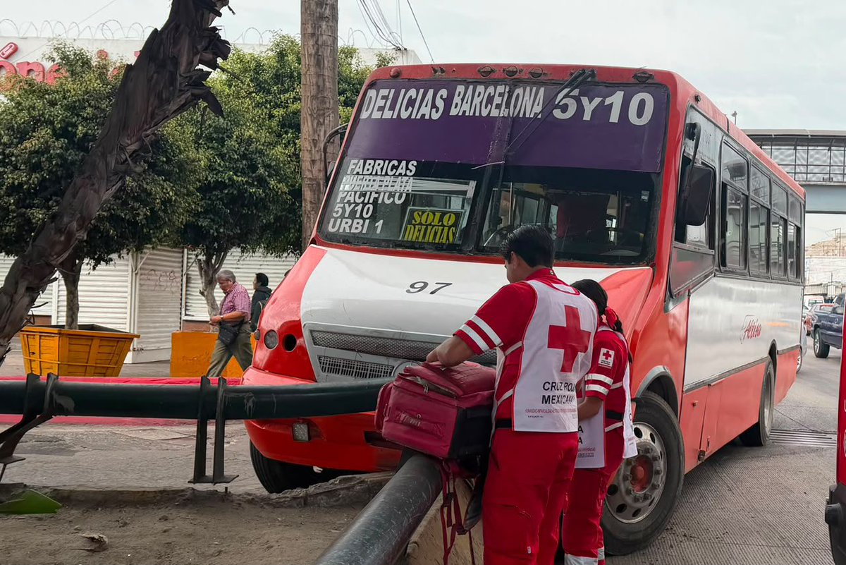 BCaperuzo's tweet photo. 🚌💥Un camión de Altisa terminó incrustado en el muro de contención sobre el puente de la 5 y 10, en dirección a Otay. Afortunadamente, no se reportaron personas lesionadas, solo daños materiales y afectaciones al tránsito.

#Tijuana #Altisa #Movilidad #PonteBuzoCaperuzo 🤿 https://t.co/UaYUQqtro7