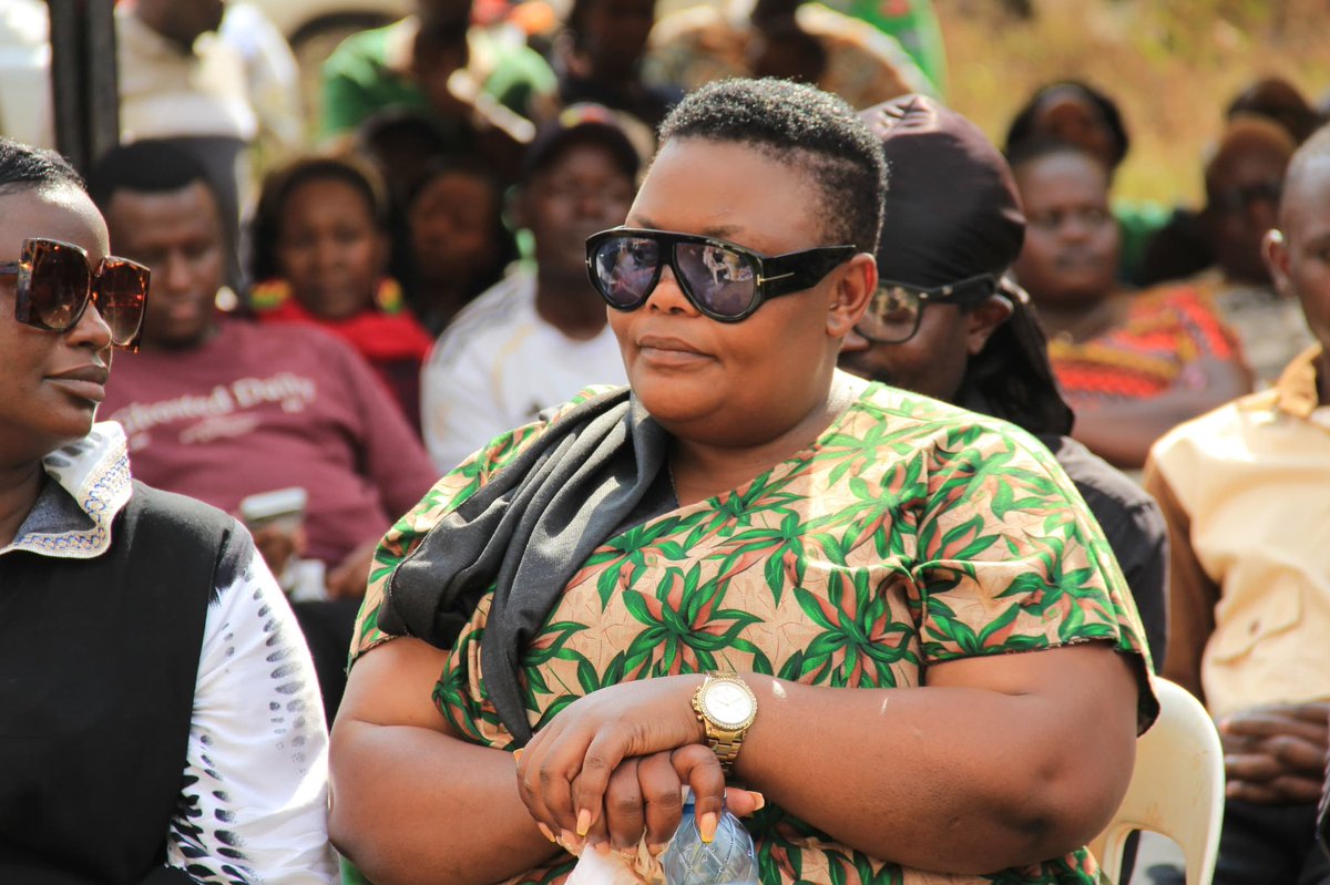 Sabula_tv's tweet photo. Abayimbi bazikideko muyimbi munaabwe Phina Mugerwa eyafiridwa Maama we https://t.co/q6Pqw3c8oJ