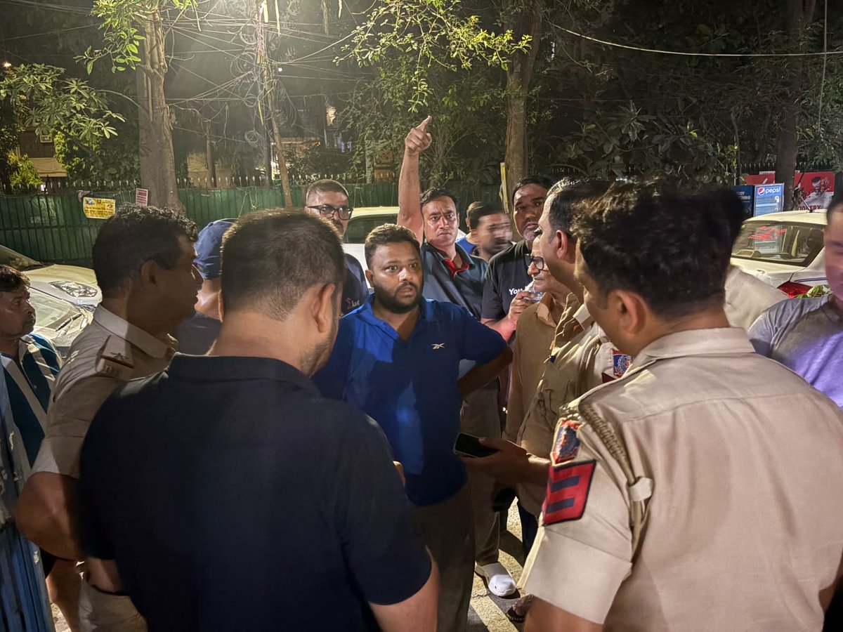 KuldeepKumarAAP's tweet photo. मयूर विहार फेज-3 के पॉकेट 1 और 2 में बदमाशों के आतंक से 10–15 लोग गंभीर रूप से घायल हो गए। पूरे इलाके में भय और असुरक्षा का माहौल है।

मैं स्वयं रात में मौके पर पहुँचा और स्थानीय लोगों से बातचीत की। लोगों में भारी आक्रोश और डर है।

दिल्ली में चार इंजन की सरकार होने के बावजूद अपराधियों के हौसले बुलंद हैं। कानून-व्यवस्था भगवान भरोसे नज़र आ रही है। आखिर अपराध रोकने में सरकार नाकाम क्यों साबित हो रही है?

@gupta_rekha जी और @CPDelhi साहब दोषियों को तत्काल गिरफ्तार कर उनके खिलाफ सख्त कार्रवाई की जाए तथा क्षेत्र में पर्याप्त पुलिस बल तैनात कर लोगों की सुरक्षा सुनिश्चित की जाए।