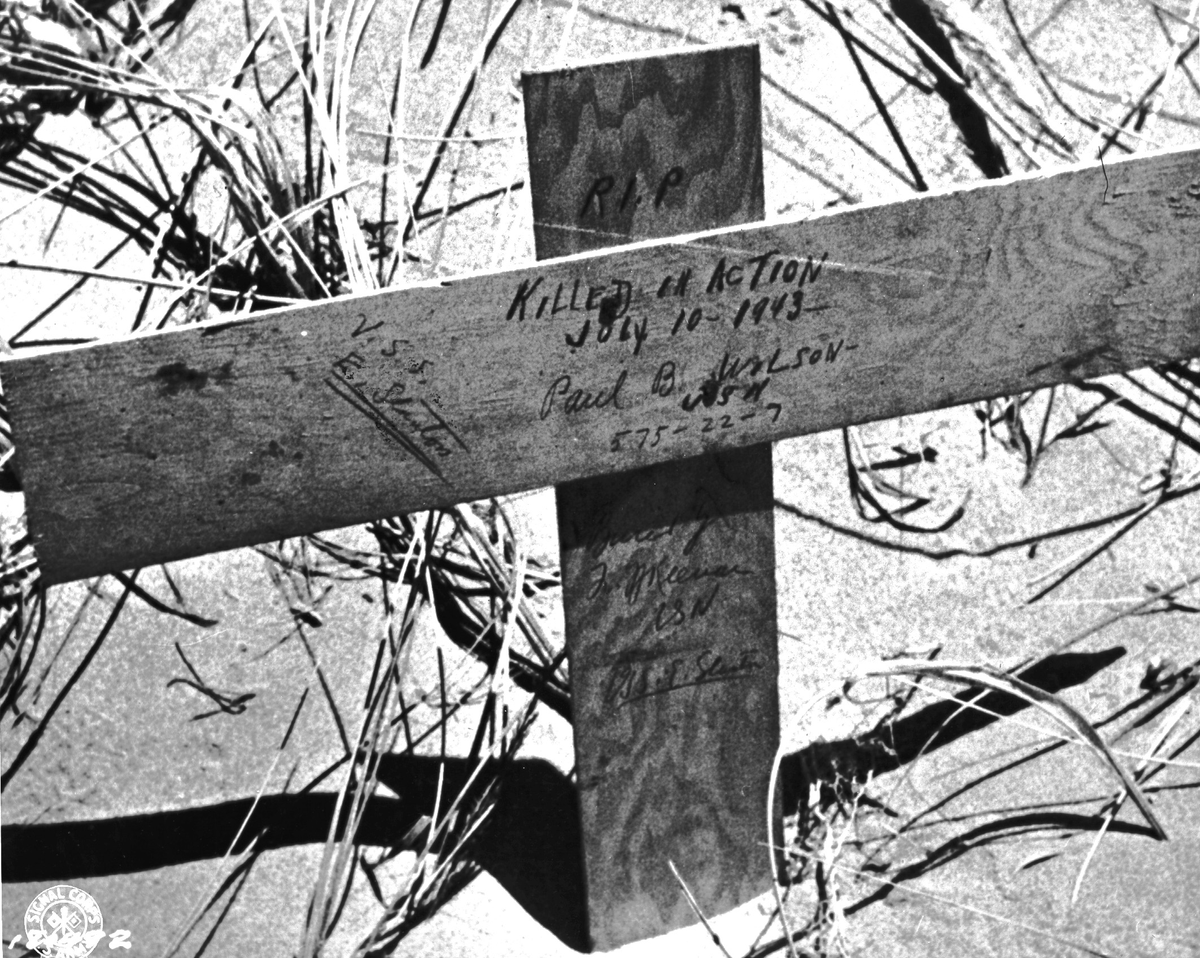 VoicesofWW2's tweet photo. Grave of the first American casualty on the beach near Gela during the invasion of Sicily, Italy, 12 July 1943 https://t.co/UefaPpdMlt