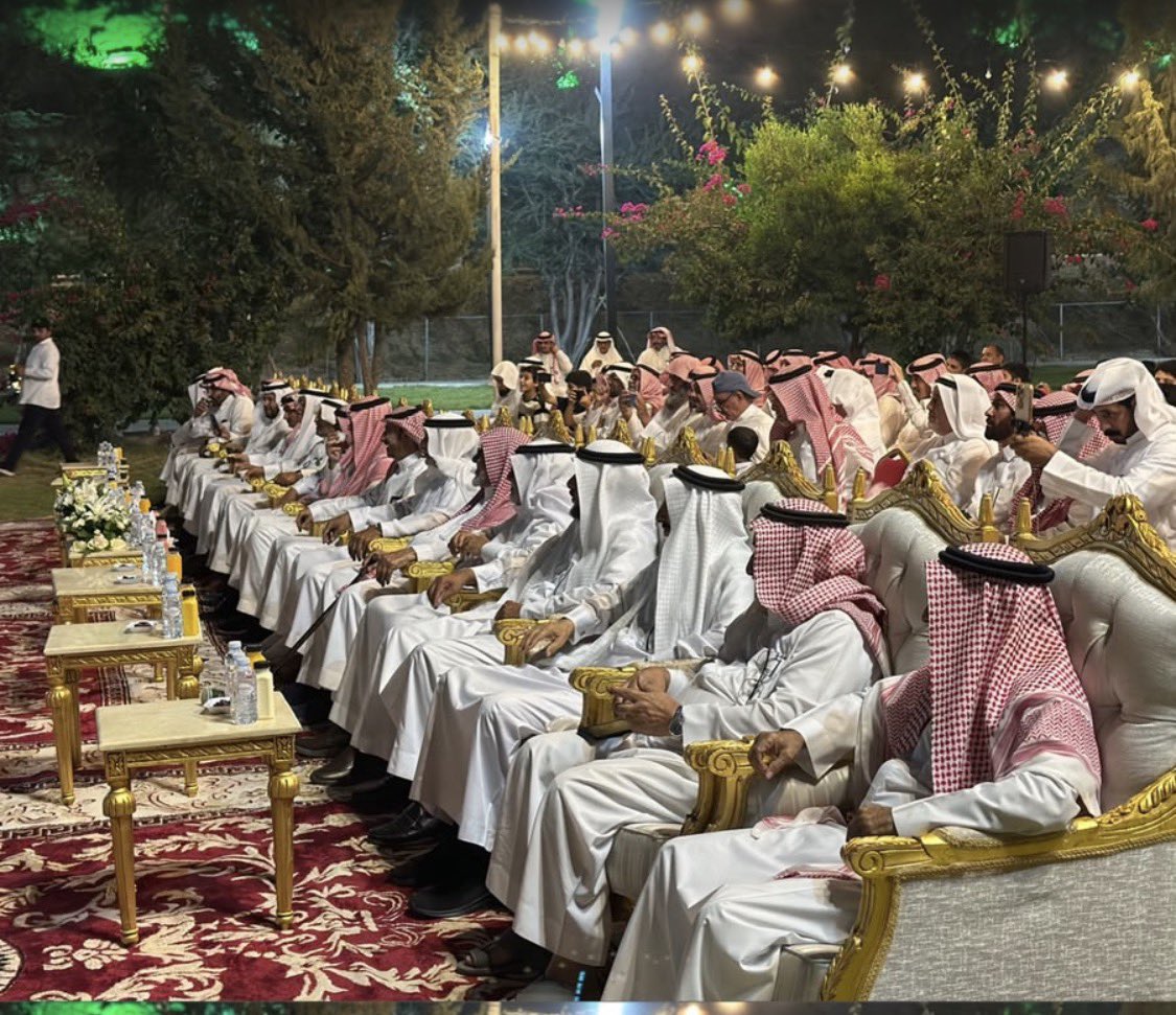 hs23s's tweet photo. في حضرة #الشنفرى
وبين بساتين الرمان
في { #غرناطة_الجنوب}

البارحة :
كانت ليلة عن ألف ليلة وليلة
تشرفت بإحياء أمسية شعرية في افتتاح فعاليات #صيف_الباحة بمنتزة #القوافل بوادي #بيدة التى ارتبط اسمها بشاعر العرب وصاحب اللامية الخالدة #الشنفرى الذي كان يستمع في مثواه لكل بيت شعر ويردد كل قافية ،،

كان الحضور كبيراً تقدمهم محافظ محافظة #القرى الأستاذ
#عبد_الله_بن_سعد_الدامر
صاحب الذوق الرفيع والأدب الجم والإحساس المرهف،
سمعني وأنا أوصي مدير الأمسية الأنيق الإعلامي الأستاذ #عادل_العدواني بعدم الإطالة في الأمسية
فقال:
إلا خذوا راحتكم ماجئنا إلا لنستمع ونستمتع وهي فرصتنا لاتحرمنا .

شكراً من الأعماق لسعاة رئيس بلدية #معشوقة المهندس #مذكر و لرئيس مركز #بيدة الأستاذ #سعيد_غرامة
ولشيخ القبيلة المبهج المهندس #ماجد_الصعيري
وللجنة التنمية الإجتماعية الأهلية ببيدة
وللصديق المبدع الراقي الذي تولى التنسيق الأستاذ
#صالح_عبدالمجيد
ولكل من حضر بمحبته