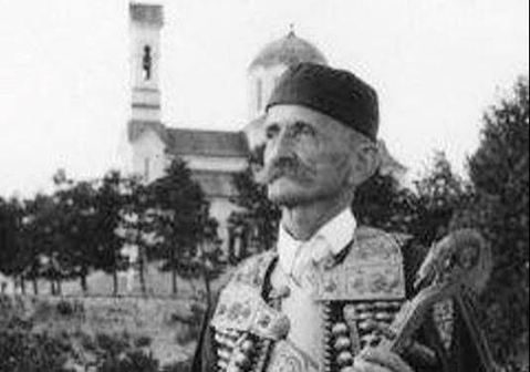 d_b_perovic's tweet photo. Zmijin svlak!
Stiže čestitka od strane sa koje je dosad nije bilo. Oglasi se novopečeni Evropejac i pade mi nam na pjesnika Radovana Bećirovića, koji je ovako tražio oprost: “Molim druga Tita i Moša Jevreja, da oproste što sam dosad bleja!”Možda i Raja zatraži oprost.
Bez stiha😎 https://t.co/lWHdmkjZLr