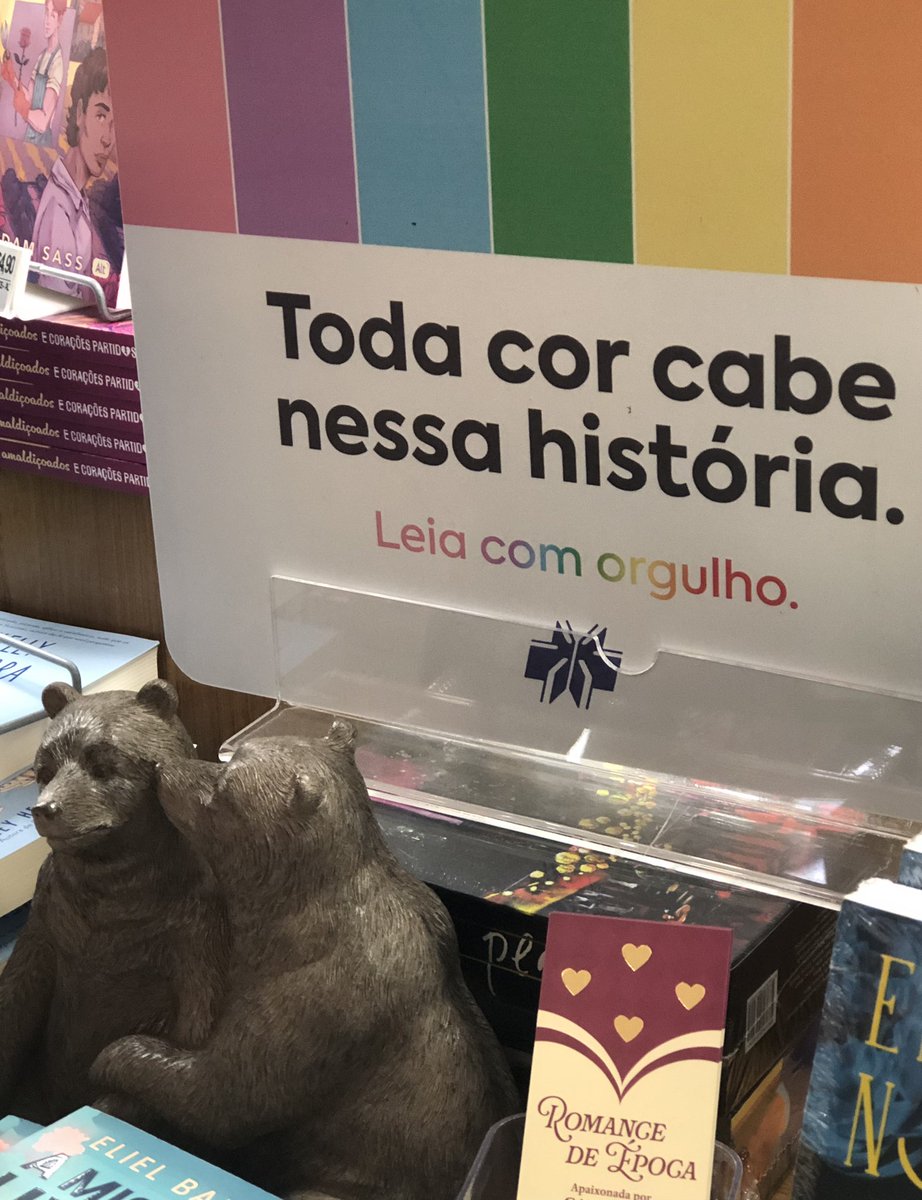 thenicestevil's tweet photo. gostaria de mandar um beijo pro funcionário da livraria que decorou a seção lgbtqiapn+ com um casal de ursos https://t.co/34ieMlT2wb