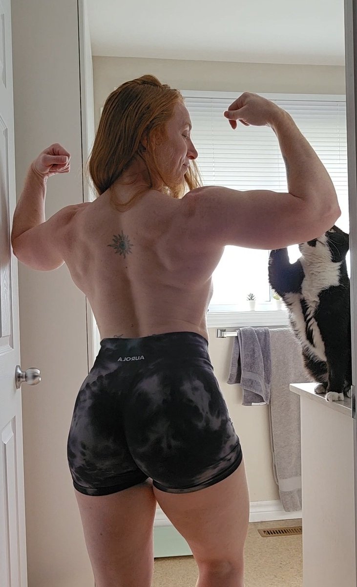 fitlilredhead's tweet photo. Ellie checking out my bicep gains 😂 https://t.co/eRl1dzhFHb