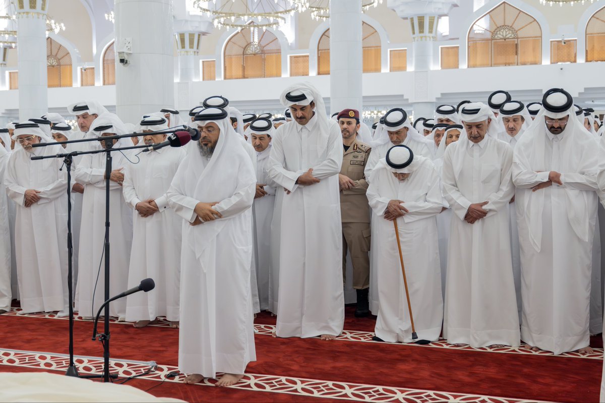 QatarNewsAgency's tweet photo. سمو الأمير يؤدي صلاة الجنازة على المغفور له بإذن الله فقيد الوطن الكبير صاحب السمو الأمير الوالد الشيخ حمد بن خليفة آل ثاني
#قنا #قطر
https://t.co/TkyzsE6dnp https://t.co/Ac4AznbXcc