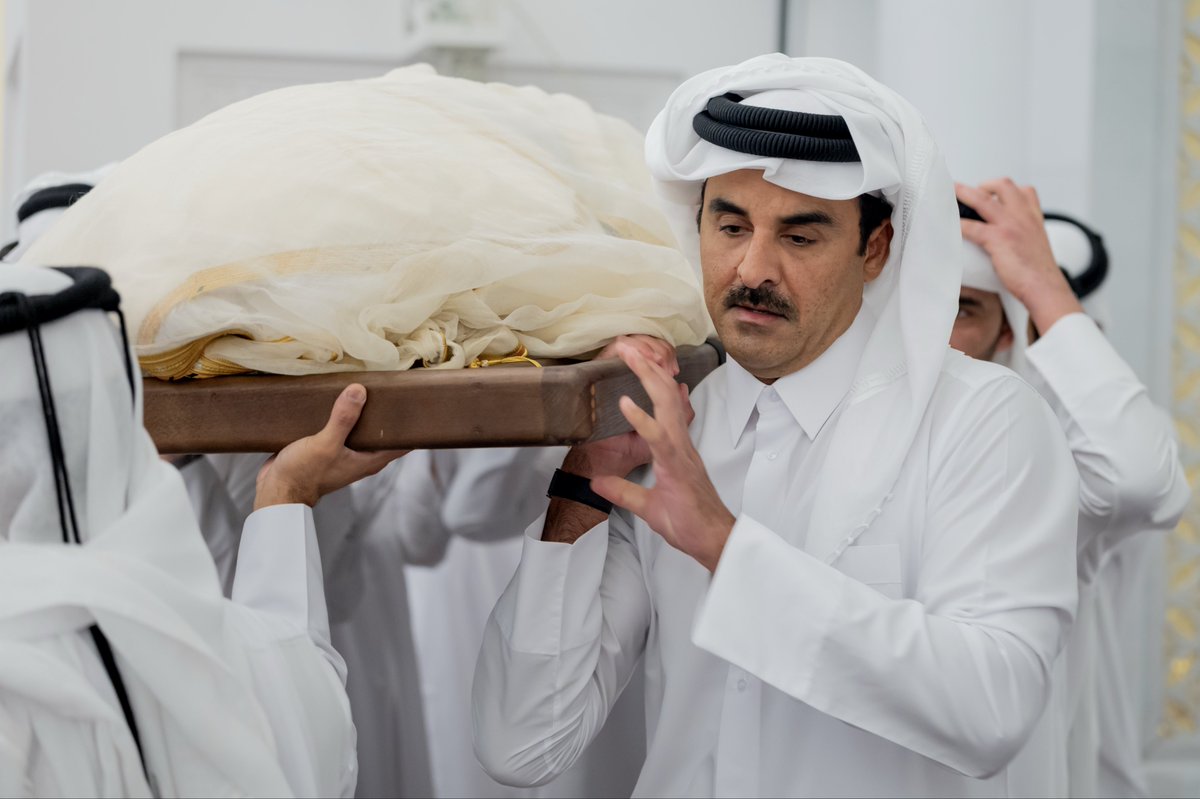 QatarNewsAgency's tweet photo. سمو الأمير يؤدي صلاة الجنازة على المغفور له بإذن الله فقيد الوطن الكبير صاحب السمو الأمير الوالد الشيخ حمد بن خليفة آل ثاني
#قنا #قطر
https://t.co/TkyzsE6dnp https://t.co/Ac4AznbXcc