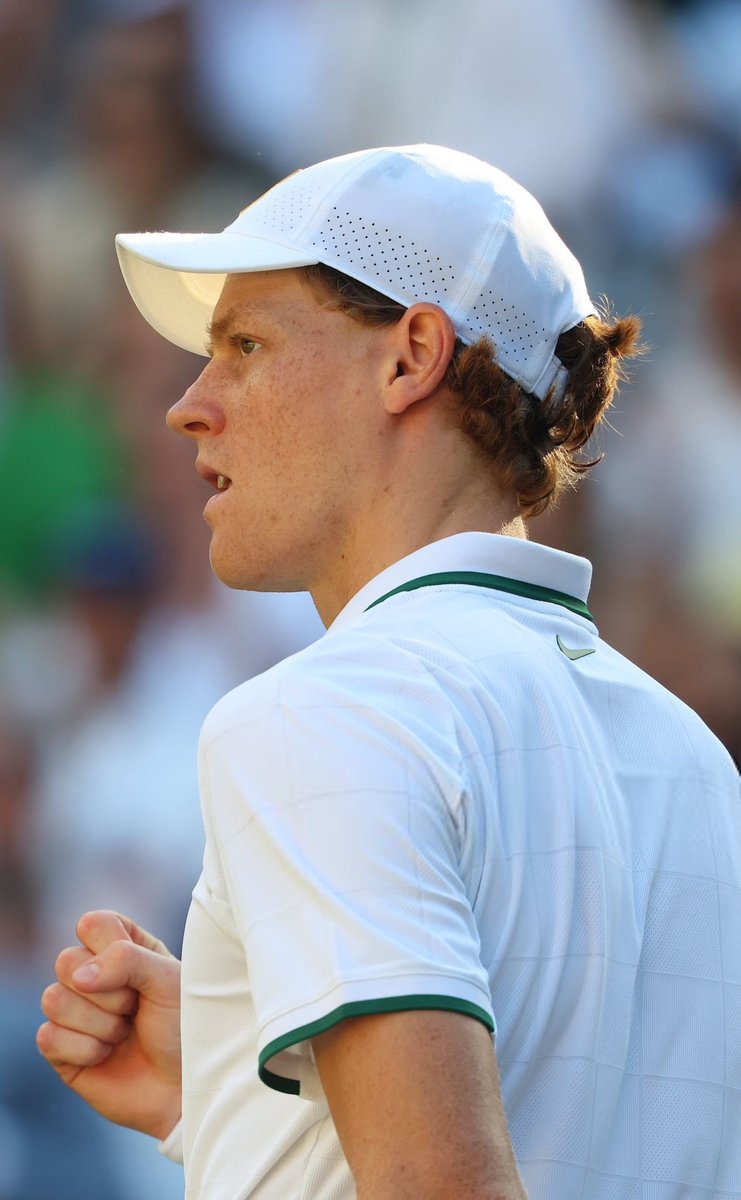 Tiempodetenis1's tweet photo. 🤫 NUNCA DUDEN DE JANNIK SINNER.

Después de Roland Garros llegaron las críticas. Él respondió como lo hacen los grandes: con silencio, trabajo y tenis.

Hoy volvió a levantar el trofeo de Wimbledon y escribió otra página dorada en su carrera. https://t.co/lx3z9kYkRu