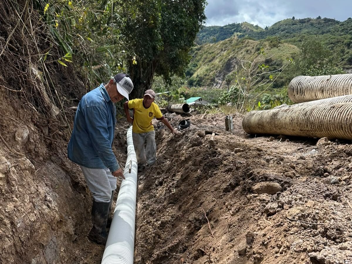 AzuayPrefectura's tweet photo. 🤝 Trabajamos en la recuperación del canal de riego Pillcocajas del cantón Santa Isabel. 💦

📌 Recuperamos la conducción del canal mediante la colocación de tubería en tramos afectados, garantizando el agua para 80 hectáreas productivas y 60 familias beneficiadas. 👨🏽‍🌾👩🏽‍🌾 https://t.co/YPlS9rDg2y