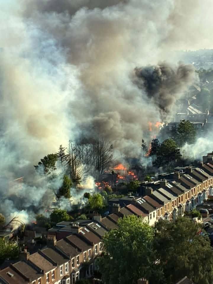 SurreyPalmsWX's tweet photo. Fires are now tearing through East London! 🏴󠁧󠁢󠁥󠁮󠁧󠁿🔥
@GalvezRivas @Paco_Almanzor @Kitten0409 https://t.co/Lowp600421