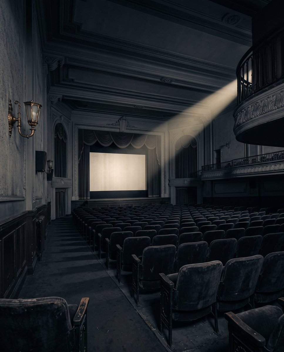 digibooverlag's tweet photo. Das Kino war ein Vorstellungsraum, kein Bildschirm: Rudolf Altrichters «Theorie des Kinos» fragt, was der digitale Film davon verlernt hat. https://t.co/9qiZpM0ZVx