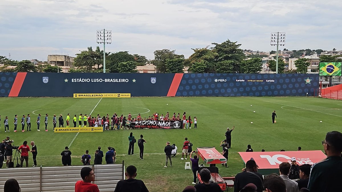 CoberturaRJ's tweet photo. Equipes perfiladas minutos antes da bola rolar.

A Portuguesa estende uma faixa anti-racista em apoio ao goleiro Bruno, que sofreu ataques discriminatórios na partida de ida. https://t.co/K68JhHXPRR