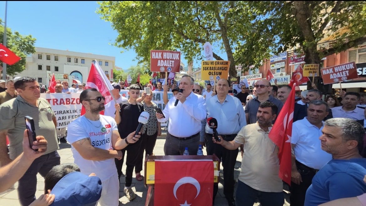 CirakStajFED's tweet photo. Kamuoyuna ve Aziz Milletimize,
@mahmutarikansp 
@YS_Turkoglu 
@alpaslanyildiz_ 
@mehmetatmacasp 
@FikretAslanAP 
@ismailkaya_16 
@gursel_hamza 
@CihatGZ 
@skahramaner 
@dileketesgk 
@MuratBalSmmm 
@SaadetPartisi 
@iyiparti 
@GelecekPartiTR 
@rprefahbursa 
@rprefahpartisi 
@anahtarparti 
@BursaAParti 
@iyipartibursail 
@erbakanfatih 
@Ahmet_Davutoglu 
@alibabacan 
@MDervisogluTR 
@Akparti 
@MHP_Bilgi 
@dbdevletbahceli 
@RTErdogan 
@CHPBilgi_ 
@eczozgurozel 
@zorlu77 

Staj ve Çıraklık Sigortası Mağdurları Federasyonu ve Bursa Staj ve Çıraklık Mağdurları Derneği olarak bugün Bursa’da gerçekleştirdiğimiz dev buluşma ve basın açıklaması, haklı mücadelemizin dalga dalga büyüdüğünü ve asla pes etmeyeceğimizi bir kez daha tüm Türkiye’ye göstermiştir.

Çocuk yaşta sanayide, atölyelerde, staj ve çıraklık okullarında döktüğümüz alın terinin, emeklilik hakkımızın gasp edilmesine karşı yürüttüğümüz bu hak arayışında, sesimize ses katan, gücümüze güç katan çok değerli devlet büyüklerimize, siyasi parti temsilcilerimize ve uzmanlarımıza teşekkürü bir borç biliriz.

Bu tarihi günde meydanda bizleri yalnız bırakmayarak desteklerini açıkça ilan eden;

 Saadet Partisi Genel Başkanı Sayın Mahmut Arıkan’a,

 İYİ Parti Genel Başkan Yardımcısı ve Milletvekili Sayın Selçuk Türkoğlu’na,

 Gelecek Partisi Genel Başkan Yardımcısı Sayın Alparslan Yıldız’a,

 Saadet Partisi Bursa Milletvekili Sayın Mehmet Atmaca’ya,

 Anahtar Parti Bursa İl Başkanı ve Kurucusu Sayın Fikret Aslan’a,

 İYİ Parti Bursa İl Başkanı Sayın İsmail Kaya’ya,

 Saadet Partisi Bursa İl Başkanı Sayın Hamza Gürsel’e,

 Zafer Partisi Bursa İl Başkanı Sayın Cihat Gazi’ye,

 Yeniden Refah Partisi Bursa İl Başkanı Sayın Ahmet Gök’e,

 Gelecek Partisi Bursa İl Başkanı Sayın Fuat Kadıoğlu’na,

 Anahtar Parti Eskişehir İl Başkan Yardımcısı Sayın Servet Kahramaner’e,

 Bilgi ve birikimleriyle her zaman yanımızda olan kıymetli Sosyal Güvenlik Uzmanlarımız Sayın Dilek Ete ve Sayın Murat Bal’a,

Ve en önemlisi, yurdun dört bir yanından, onlarca farklı şehirden gelerek Bursa meydanını "Staj ve Çıraklık Yasası Çıkacak!" diye inleten, davasına ve geleceğine sahip çıkan tüm kıymetli yol arkadaşlarımıza sonsuz teşekkürlerimizi sunarız.

Siyaset üstü olan bu hak mücadelemizde, sesimizi Meclis kürsülerine, meydanlara ve karar mekanizmalarına taşıyan tüm bu değerli isimlerin desteği bizler için çok kıymetlidir. Bugün Bursa’dan yükselen bu güçlü ses, hakkımızı alana kadar dinmeyecektir.

Geri adım atmayacağız, vazgeçmeyeceğiz! Çırağın ve stajyerin çocukluk emeği, geleceğinin teminatı olana dek hep birlikte, omuz omuza mücadeleye devam edeceğiz.

Saygılarımızla,
Staj ve Çıraklık Sigortası Mağdurları Federasyonu
Bursa Staj ve Çıraklık Mağdurları Derneği

#Stajyer
#çırak
#Bursada
#MeydanOkudu