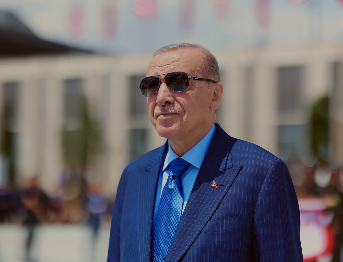 alemeefendi's tweet photo. “Devlet yok AHBAP var" diyorlardı.
Devlet 2.5 yılda depremzedelere 500 bin ev teslim etti.
Haluk Levent topladığı paraları kumarda yedi. https://t.co/LE7ZZqzkX5