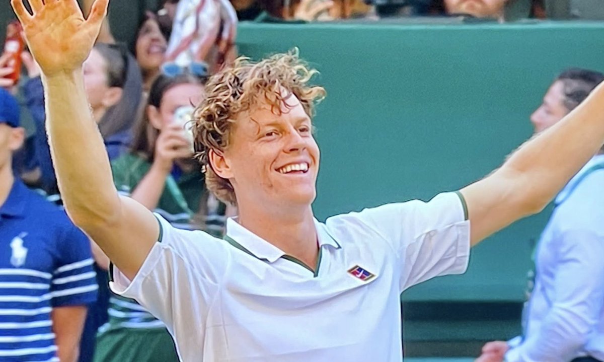 MarcoBeltrami79's tweet photo. C’è un italiano che trionfa ancora nel tempio del tennis, ed è JANNIK SINNER! È il trionfo del tennista, ma ancor prima dell'uomo.
L’emozione è fortissima, incontenibile, per questo ragazzo che oggi ha saputo anche soffrire e tenere botta di fronte a un grandissimo avversario.
Zverev è stato impeccabile per quasi due set, con un dritto perfino migliore del rovescio, con un servizio a tratti ingiocabile e con una sicurezza che ha davvero messo in difficoltà il nostro campione.
Ma Sinner è rimasto lì con una serenità, un’umiltà, una freschezza, una gestione delle energie, e una forza interiore pazzesche. E mentre qui e lì andava in scena il solito psicodramma ansiogeno, eccolo pronto a impartire l’ennesima lezione sportiva, senza alcuna “ostentazione”, senza alcuna scappatoia.
La roccia altoatesina è rimasta tale e al momento giusto è tornata a far male, smontando a poco a poco le certezze di un super Sascha. Anche quando è caduto ha trovato la forza di rialzarsi in fretta come un gatto per prendersi il primo break di un incontro che a tratti è stato una brutale scazzottata. A volte è sembrato quasi che Jannik non accettasse l’idea di poter perdere il confronto da fondo senza voler “sporcare” le traiettorie o optare con costanza su quelle variazioni in cui è diventato bravissimo. A conti fatti ha avuto ragione lui, come quasi sempre succede.
Una partita difficilissima, in cui il rischio di esaltarsi o affossarsi subito è stato sempre dietro l’angolo. In termini di intensità questa finale resterà memorabile.
Ancora una volta mi alzo in piedi e mi commuovo di fronte a Sinner che, come l’anno scorso, è riuscito a trasformare la delusione e la preoccupazione del Roland Garros (per motivi diversi rispetto al 2025) in qualcosa di meraviglioso.
Grazie campione, e consentitemi un grazie anche a Zverev, perché i grandi vincitori non sarebbero tali senza cotanti avversari capaci di non sfaldarsi e di tenere duro fino alla fine.

#sinner