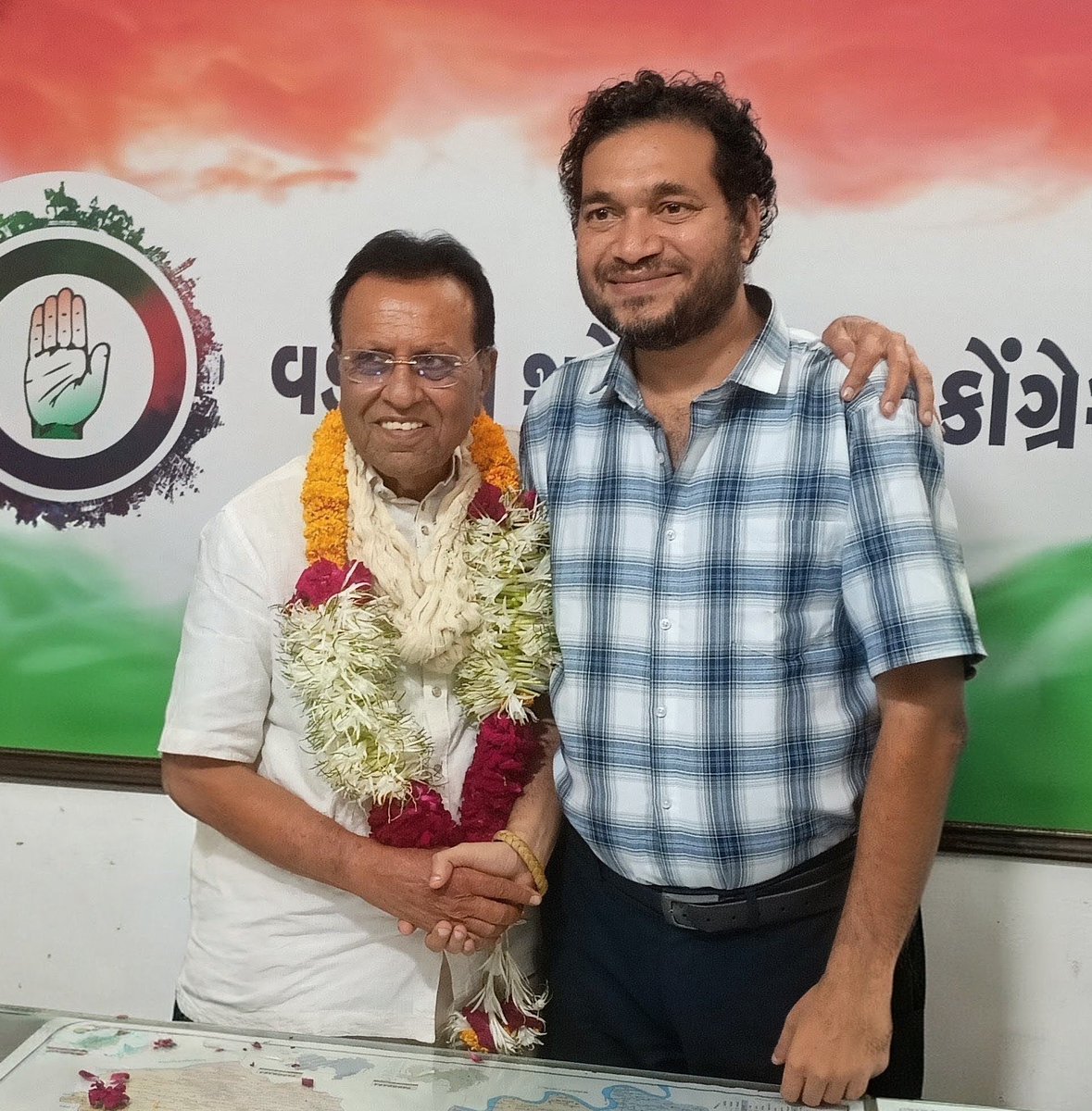 Parth__R__Patel's tweet photo. गुजरात सरकार के पूर्व मंत्री और गुजरात प्रदेश कांग्रेस के उपाध्यक्ष माननीय श्री भीखाभाई रबारी काका को मांजलपुर विधानसभा मत विस्तार में कांग्रेस पक्ष का उम्मीदवार बनने पर हार्दिक शुभकामनाए एवं बधाई। #AICC #GujaratCongress #Manjalpur #Election https://t.co/38sQal8Bvh