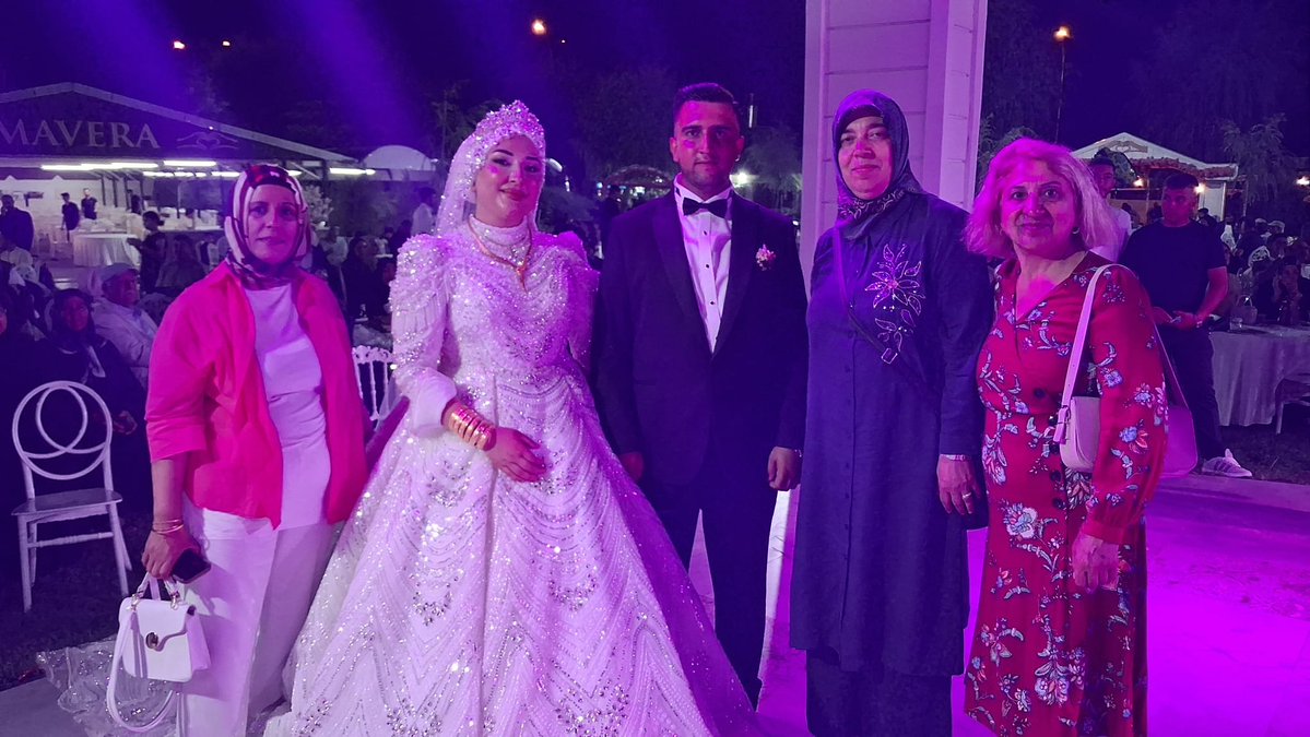 SelcukluKad's tweet photo. Selçuklu Kadın Kolları Yönetim Kurulu Üyelerimiz, Kalkan ve Tuncer ailelerinin evlatlarının düğün merasimine katılarak bu anlamlı günde ailelerimizin mutluluğunu paylaştı.
Genç çiftimizi tebrik ediyor, kendilerine ömür boyu sağlık, huzur ve mutluluklsr dileriz https://t.co/DYlfDbMGQf