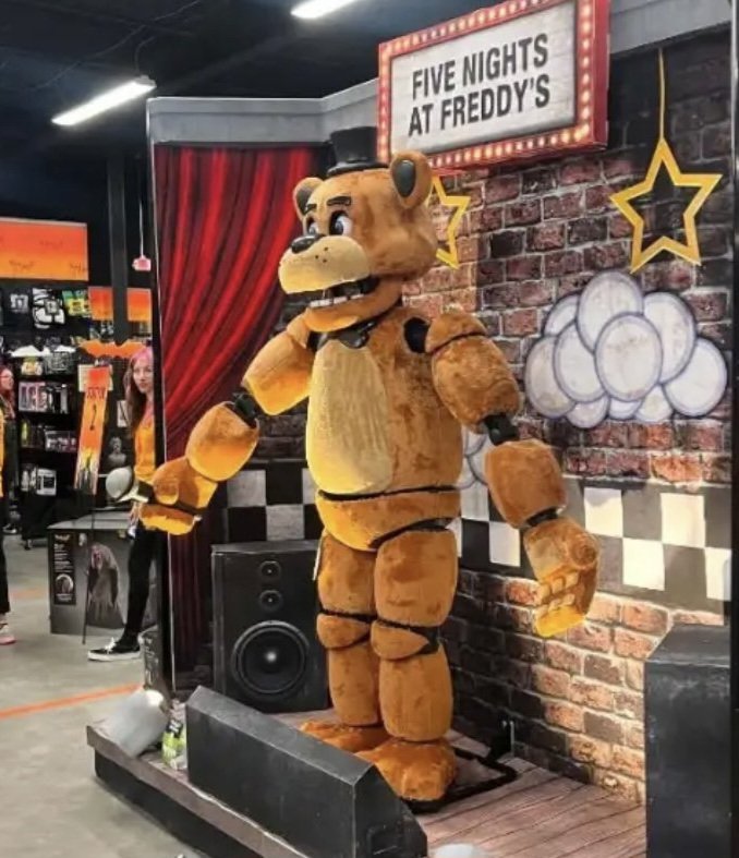 CartoonsOTMoon's tweet photo. Los fans de FNAF finalmente podrán comprar un animatrónico real de Freddy Fazbear:

Costará 500 dólares en Spirit Halloween. https://t.co/aoqdTBzU6p