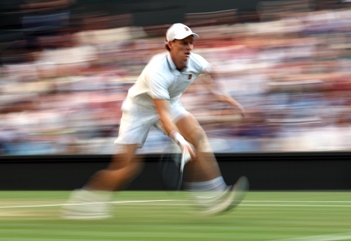 ItaliaTeam_it's tweet photo. Inchiniamoci, Jannik è ancora sul trono👑

#Sinner diventa il decimo tennista a mettere in bacheca il secondo titolo consecutivo a #Wimbledon, conquistando anche la centesima vittoria nei tornei dello Slam 🎾 

Non ci sono imprese impossibili per te, Jannik!🇮🇹

Semplicemente il numero 1️⃣

📸Ansa

#ItaliaTeam @janniksin @federtennis