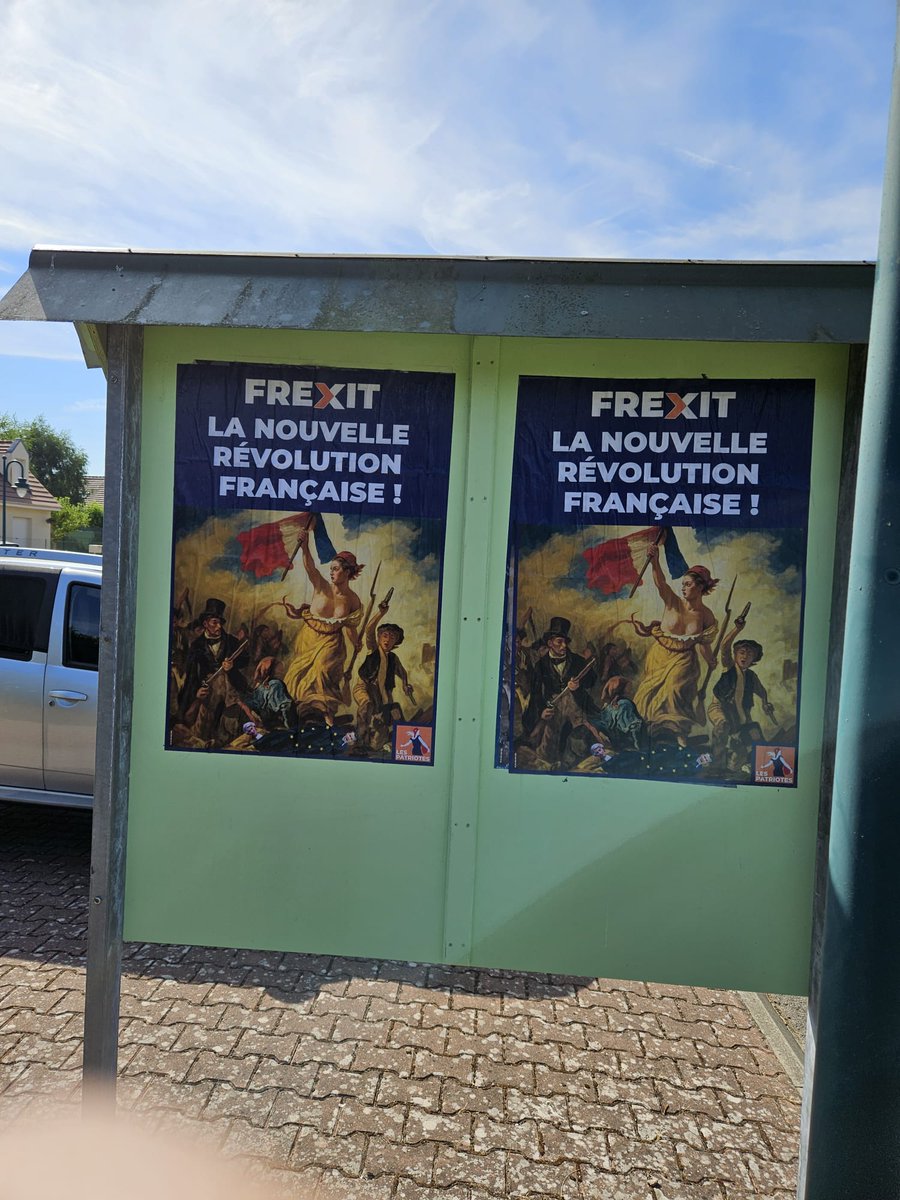 LesPatriotes60's tweet photo. Notre délégué de la 5e circo de l'Oise a redécoré les panneaux à l'occasion du 14 juillet
Une ambiance particulière avec un défilé parisien qui mêle les vieux démons du QRcode à la présence d'armées étrangères sur notre sol, avec une mise à l'honneur du régime crapuleux d'Ukraine https://t.co/e1XvnzP0i9