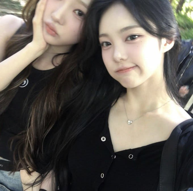 fawnyuha's tweet photo. remember when dajeongz dropped these pics https://t.co/xZ1VfTxuD6