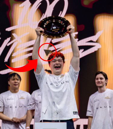 EWC_Extra's tweet photo. No way @Timotino7 already broke the trophy bro 😭 https://t.co/drUh6X0lrT