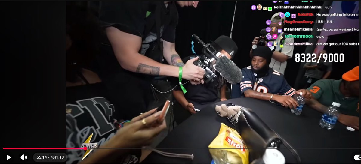 Vyzenfa's tweet photo. Cinna just LEAKED a notification that Her Cameraman Rosii received on stream, and now fans are spreading rumors that Rosii is allegedly dating E Emily(ExtraEmily)😳👀

First, is agent's Pov, where rosii is filming his phone but we are too far to see the phone and agent swiped the notif, and then Cinna's Pov slipped up and we could see through rosii's cam for a brief moment ☠️