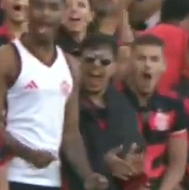 tioitac56652979's tweet photo. @B24PT @abolapt olhem para a bancada quando foi a falta e olhem para a reação deles , será que o umeh também é racista? https://t.co/tiBl5TXsys