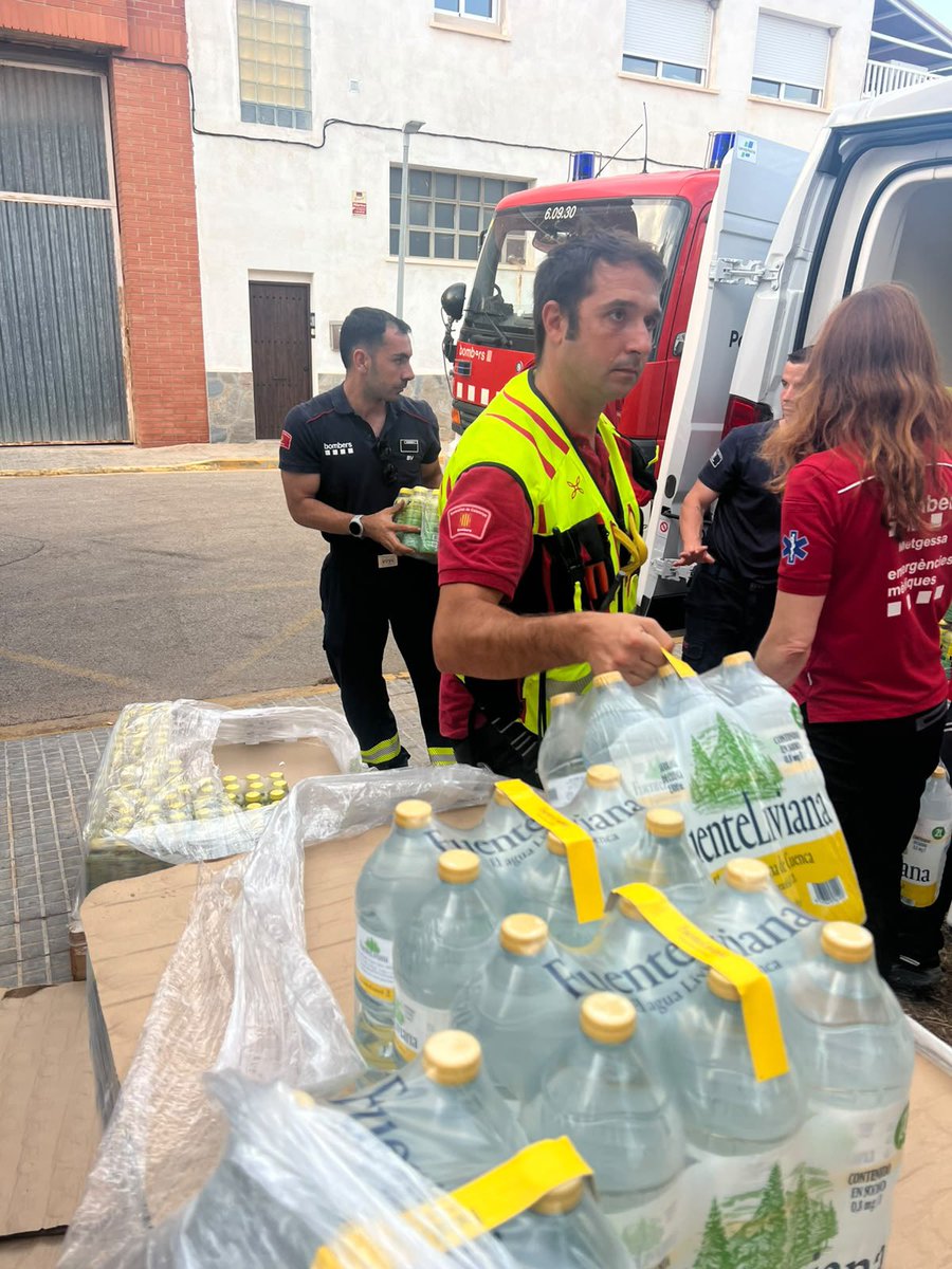 CreuRojaCAT's tweet photo. 🔴 Continuem activats per l’#IFAiguamúrcia

Des del Centre Humanitari hem distribuït 1.536 litres d’aigua i 178 litres de beguda isotònica als equips d’emergència. També s’ha activat el Vehicle d’Avituallament de @CreuRojaTGN, que donarà suport al dispositiu aquesta nit. https://t.co/u2FIF1BoaE