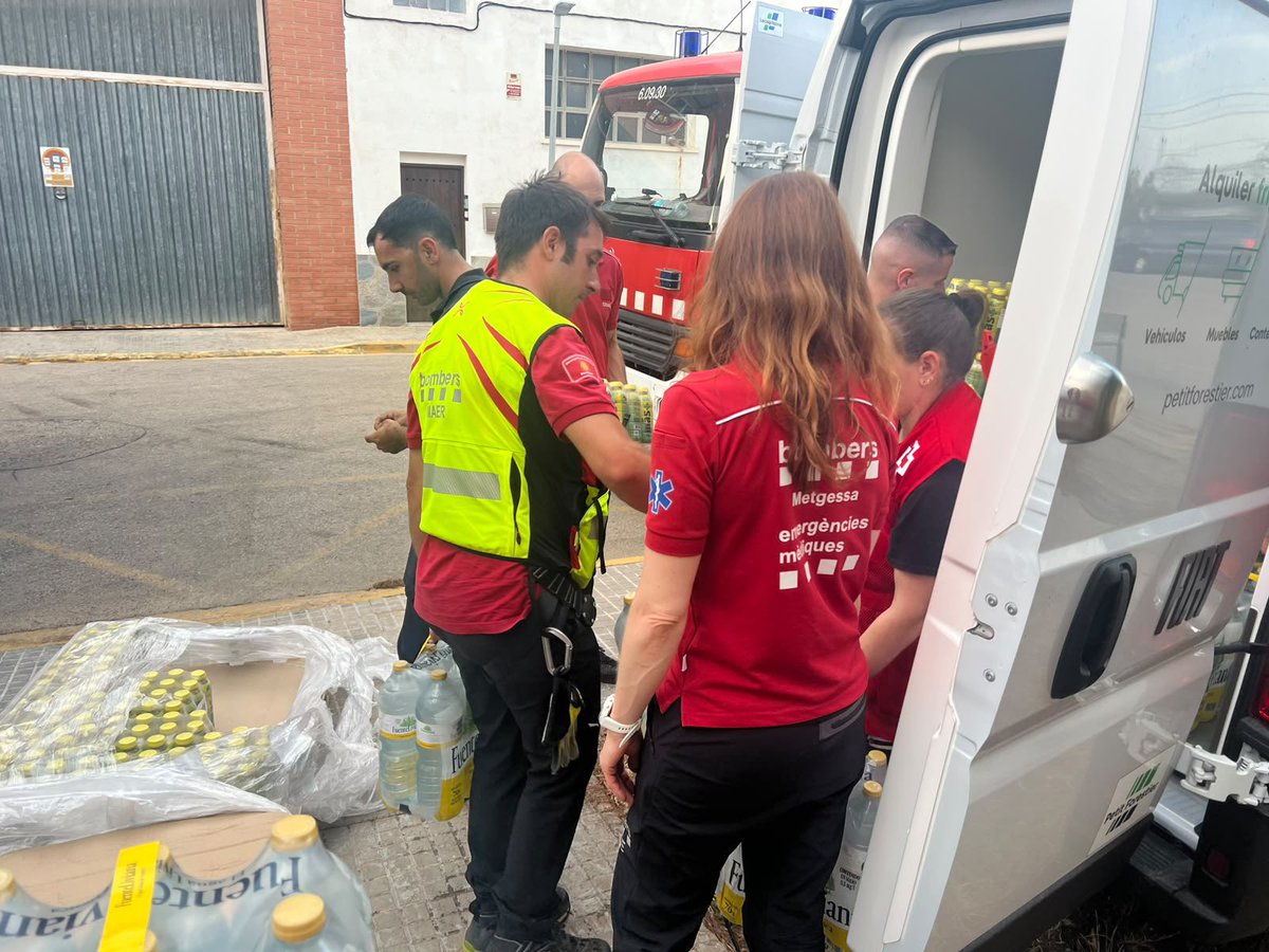 CreuRojaCAT's tweet photo. 🔴 Continuem activats per l’#IFAiguamúrcia

Des del Centre Humanitari hem distribuït 1.536 litres d’aigua i 178 litres de beguda isotònica als equips d’emergència. També s’ha activat el Vehicle d’Avituallament de @CreuRojaTGN, que donarà suport al dispositiu aquesta nit. https://t.co/u2FIF1BoaE