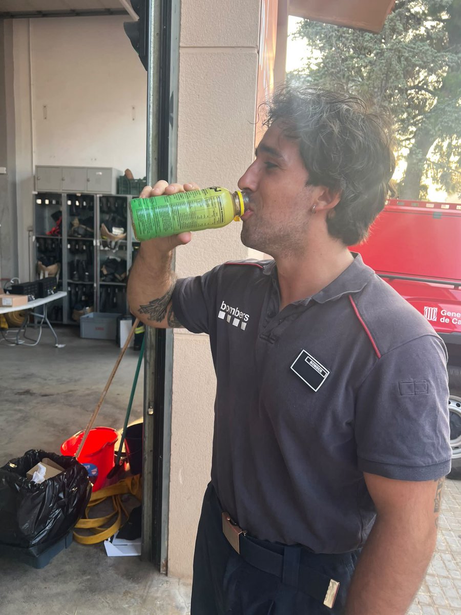 CreuRojaCAT's tweet photo. 🔴 Continuem activats per l’#IFAiguamúrcia

Des del Centre Humanitari hem distribuït 1.536 litres d’aigua i 178 litres de beguda isotònica als equips d’emergència. També s’ha activat el Vehicle d’Avituallament de @CreuRojaTGN, que donarà suport al dispositiu aquesta nit. https://t.co/u2FIF1BoaE