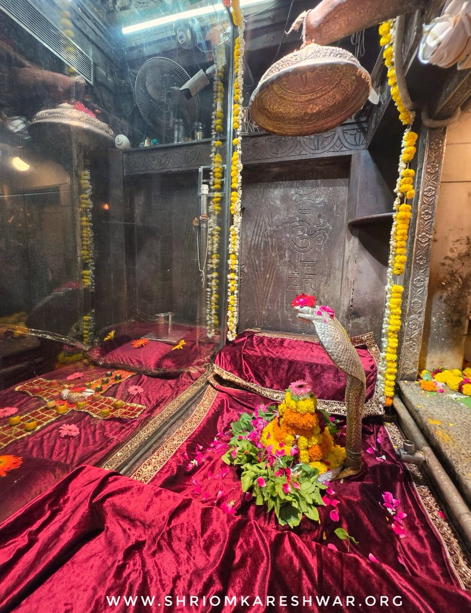 OmkarJyotirling's tweet photo. 🚩जय ओंकार जी 🚩
द्वादश ज्योतिर्लिंग में चतुर्थ, श्री ओंकारेश्वर में श्री ओंकार  महाराज के शयन दर्शन।
आषाढ़ कृष्ण पक्ष द्वादशी स. 2082 रविवार दिनांक-12/07/26
वेब-https://t.co/cOFsHLEZaw
हेल्प-8989998686(8AM-8PM)
#omkareshwar #ओम्कारेश्वर https://t.co/MCiEo7KlFt