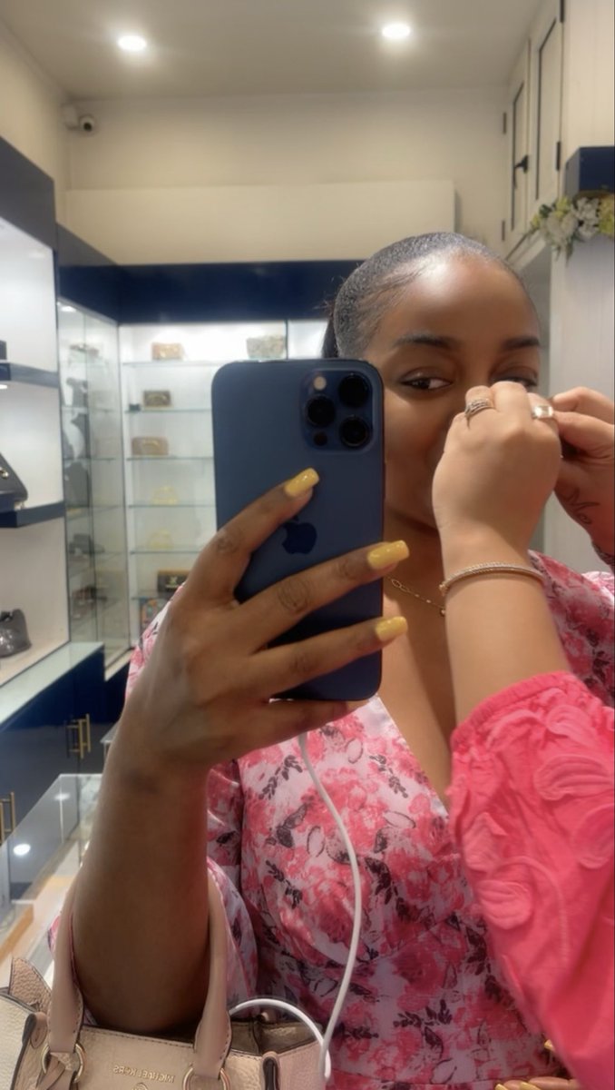 SelemaniMarina's tweet photo. Congolaise - Nilotique 🤗💋

Il y a 3 ans, j’avais décidé d’enlever mon piercing au nez parce que je trouvais qu’il ne correspondait pas à mon travail. Mais aujourd’hui, puisque j’ai décidé de reprendre mes études, je me suis dit que c’était le bon moment pour le remettre… juste pour quelque temps. ✨

Affectueusement Dame Selemani 🌹