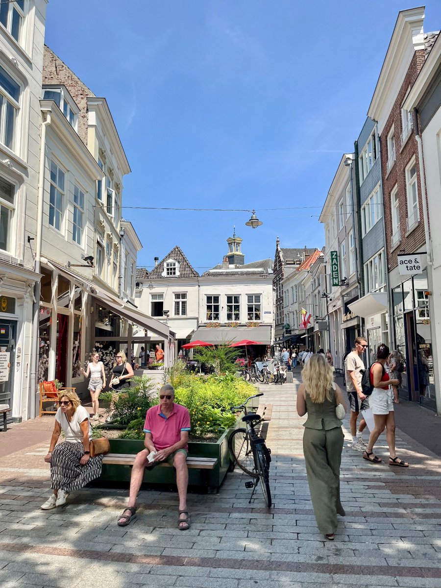 modacitylife's tweet photo. One of the most pernicious myths about Dutch cities is they have always been designed for people, and are finished with that process. In reality, places like Den Bosch spent decades accommodating growing volumes of traffic at the expense of public space, safety and liveability.🧵 https://t.co/3oUa3G76zk
